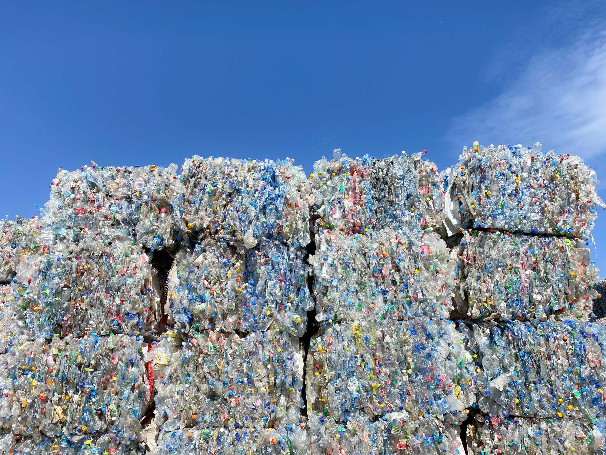 Montaña de botellas de plástico usadas