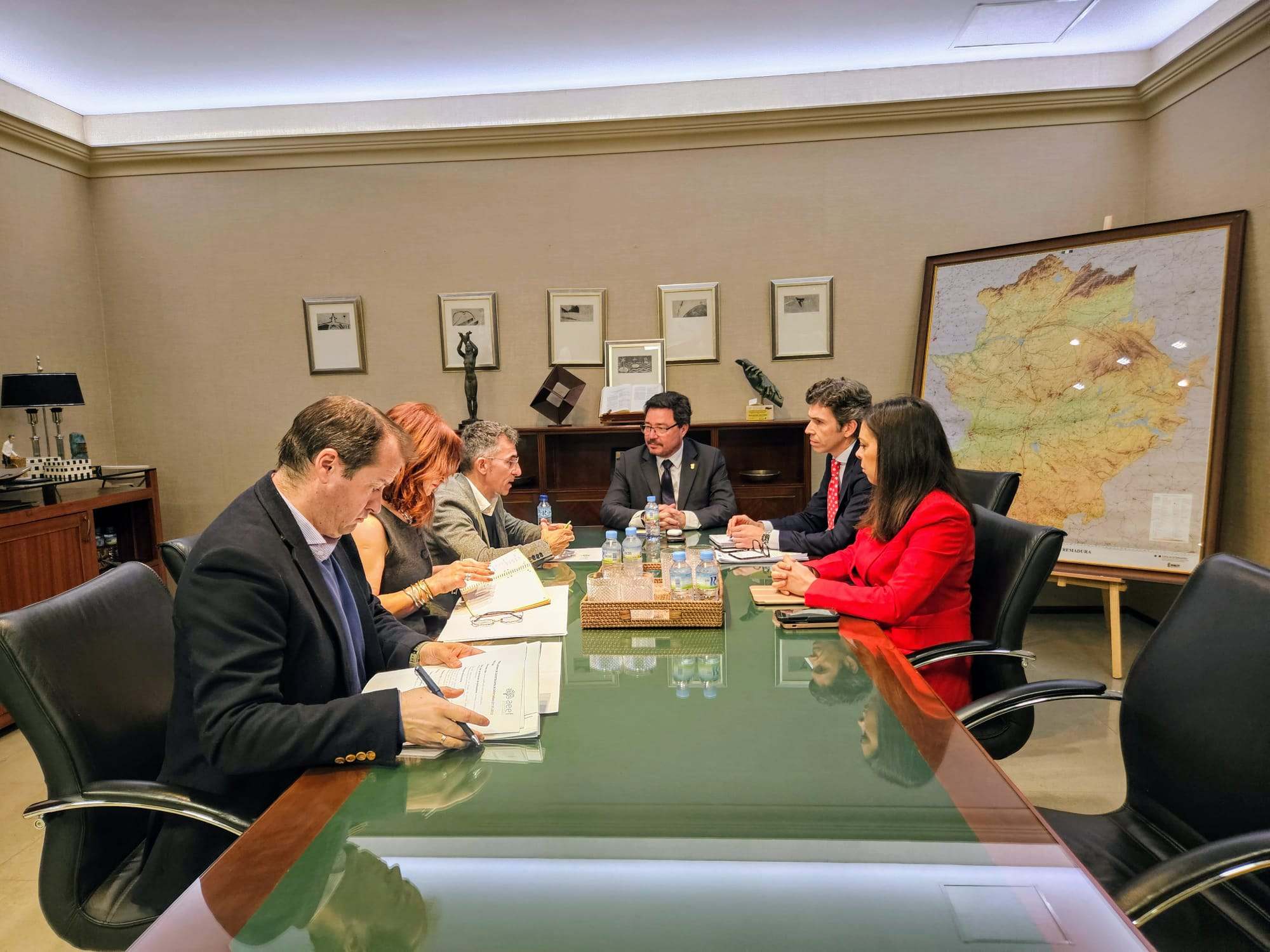 El consejero de Economía, Guillermo Santamaría, con representantes de la AEEF