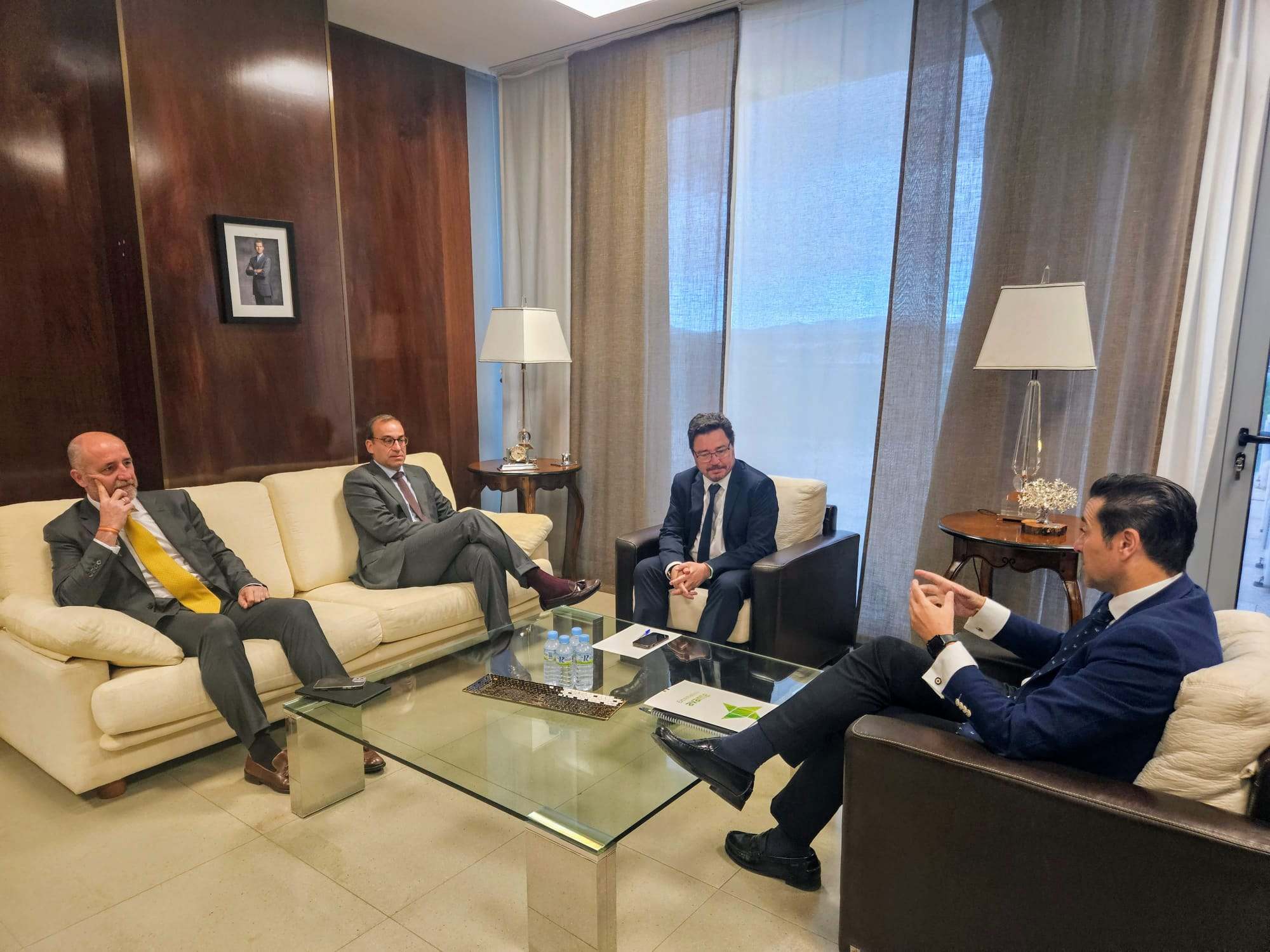El consejero de Economía, Guillermo Santamaría, y el alcalde de Cáceres, Rafael Mateos