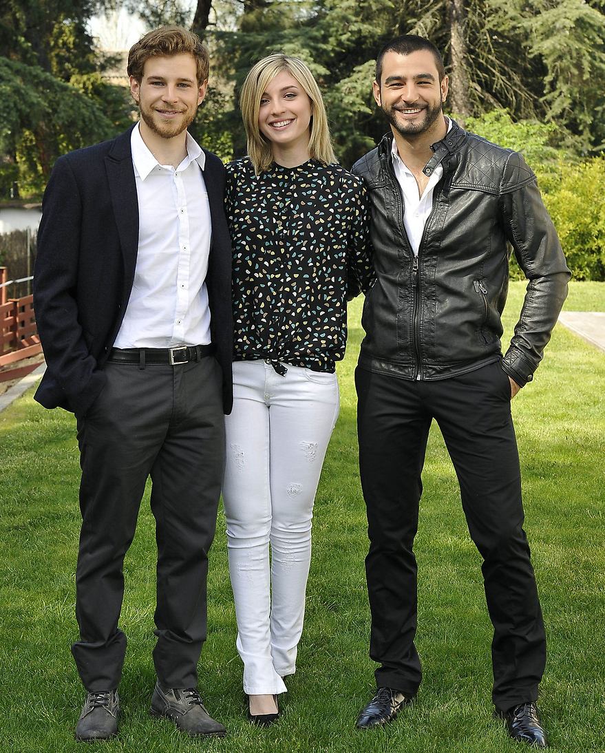 Álvaro Cervantes, María Valverde y Antonio Velázquez, los protagonistas de la miniserie <i>Hermanos</i> - 880x