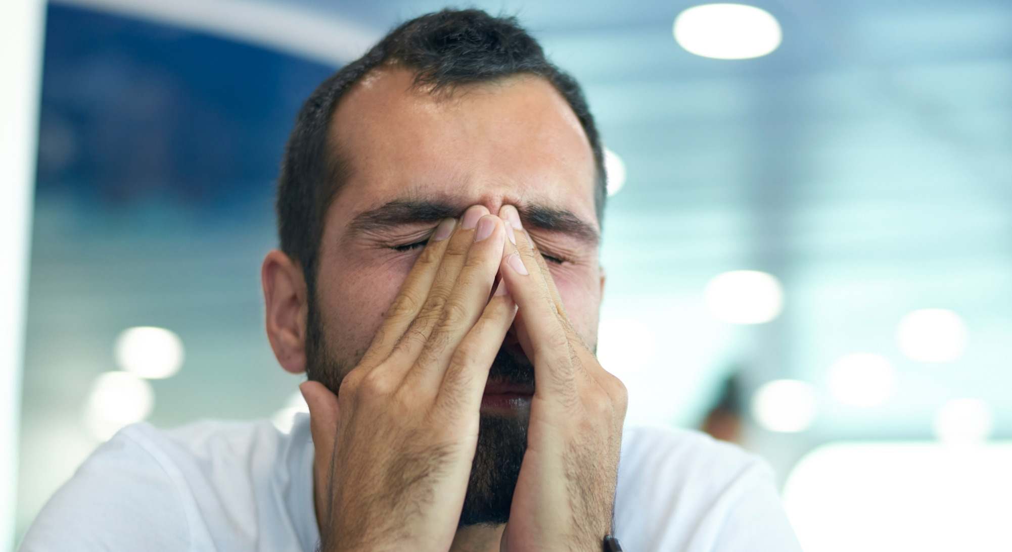 Hombre sufriendo por la presión arterial elevada