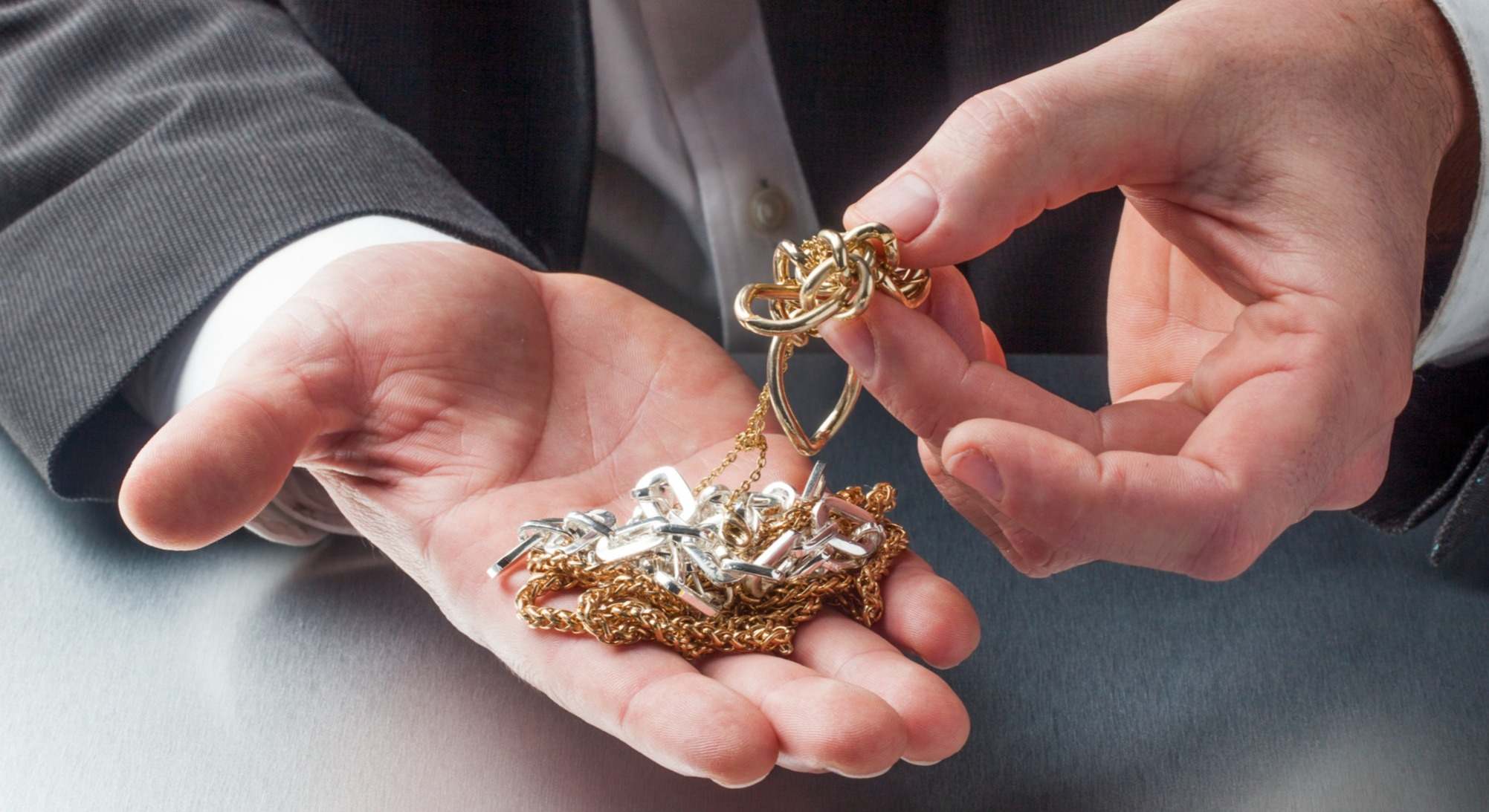 Un hombre muestra sus joyas para la venta de oro. / Foto: iStock