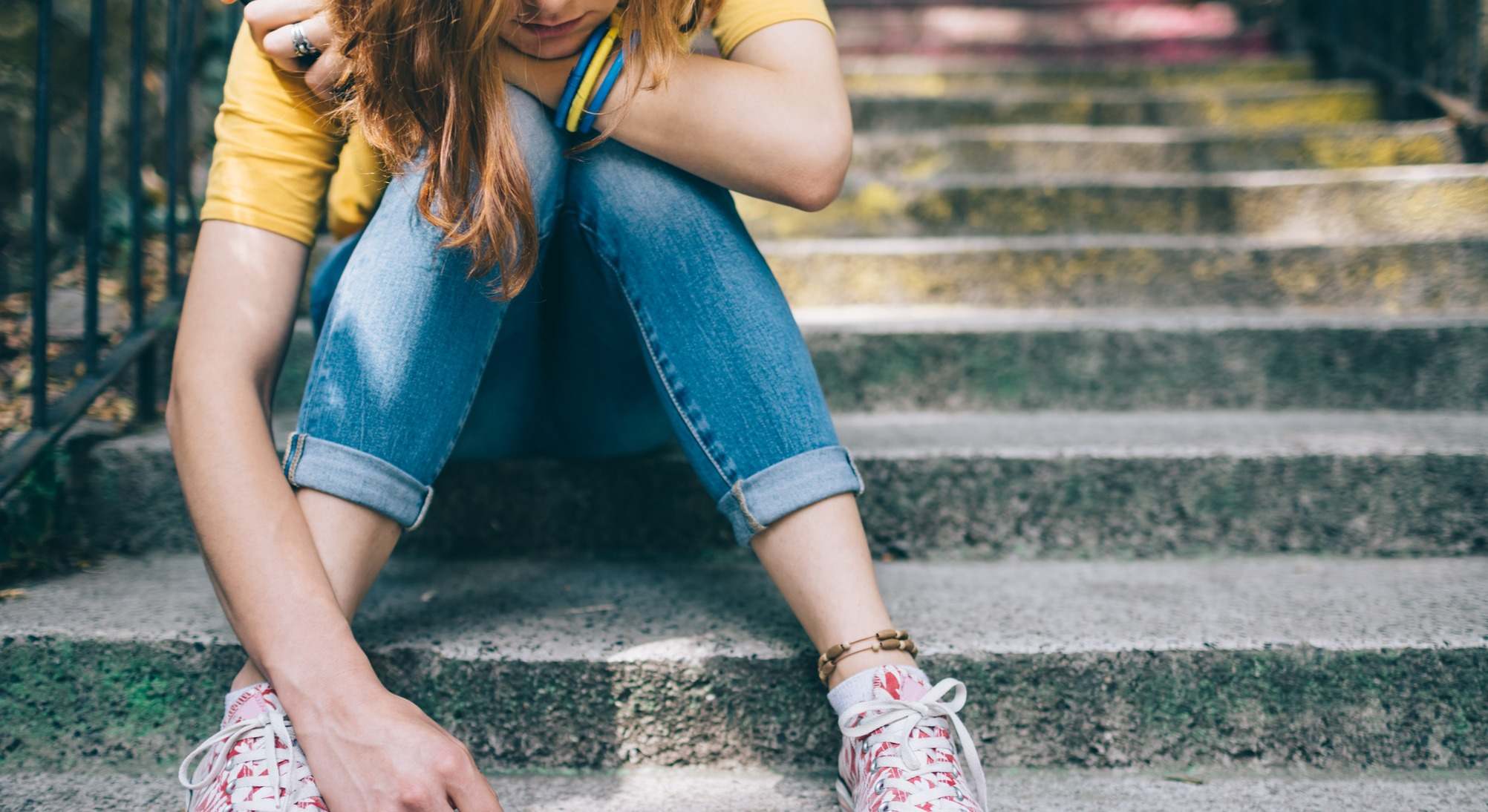 Adolescente sentada en unas escaleras