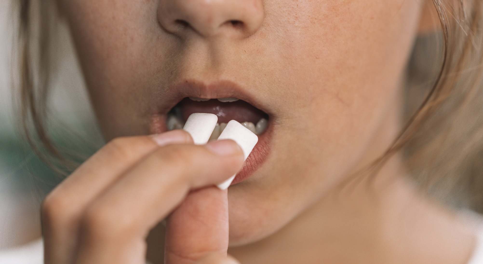 Primer plano de persona comiendo chicle