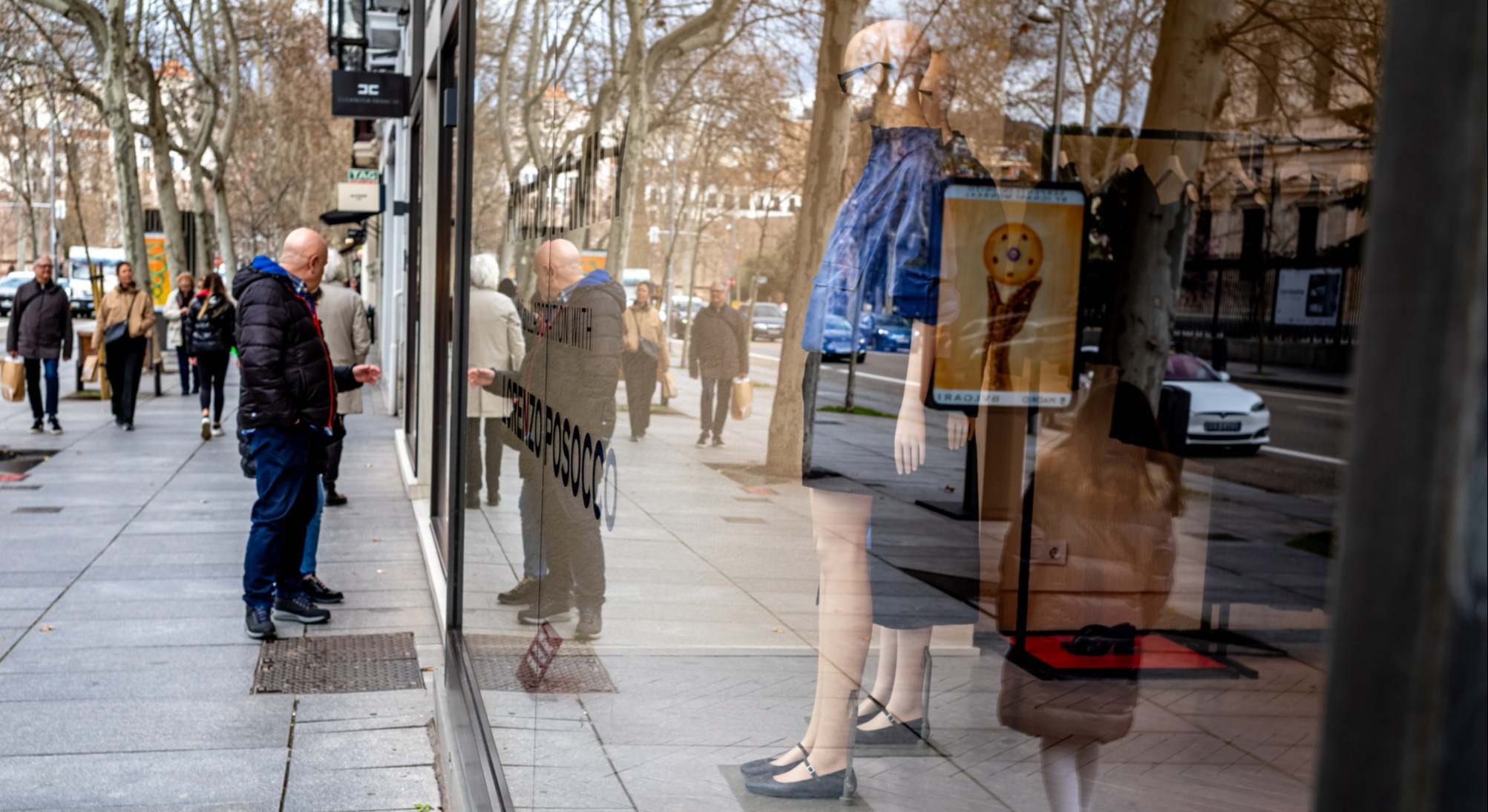 Hombre delante del escaparate de una tienda. Foto: iStock