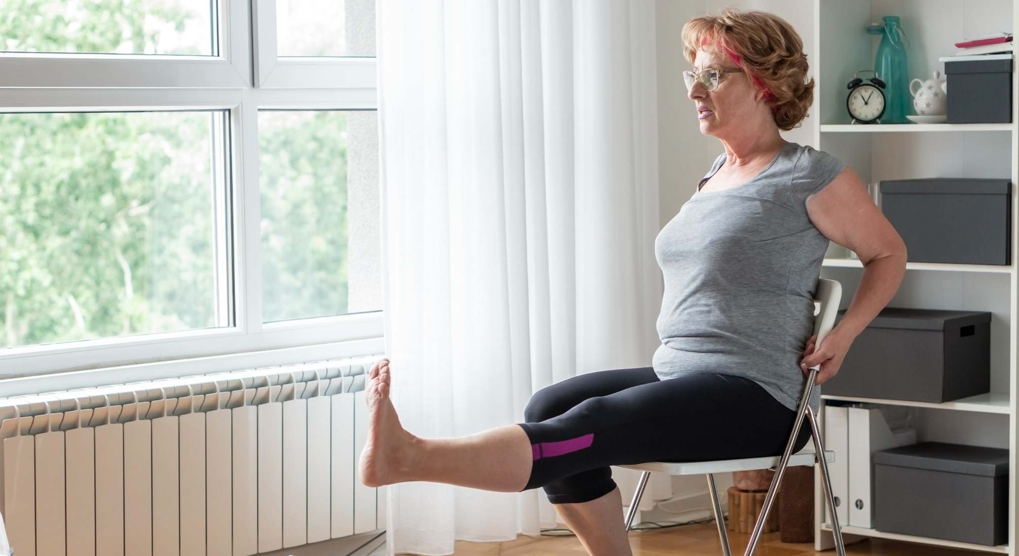Mujer mayor haciendo ejercicio en una silla