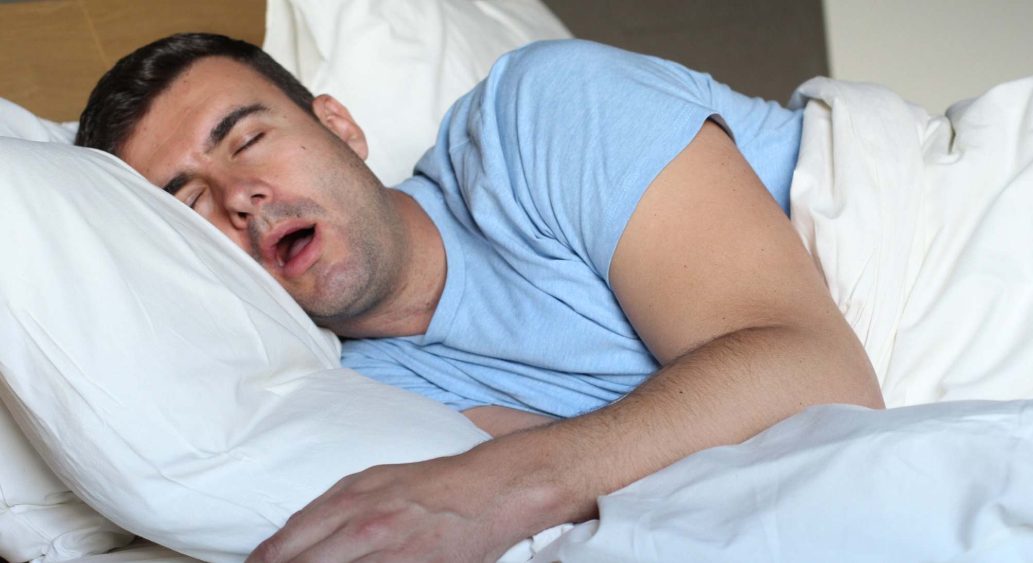 Hombre durmiendo con la boca abierta