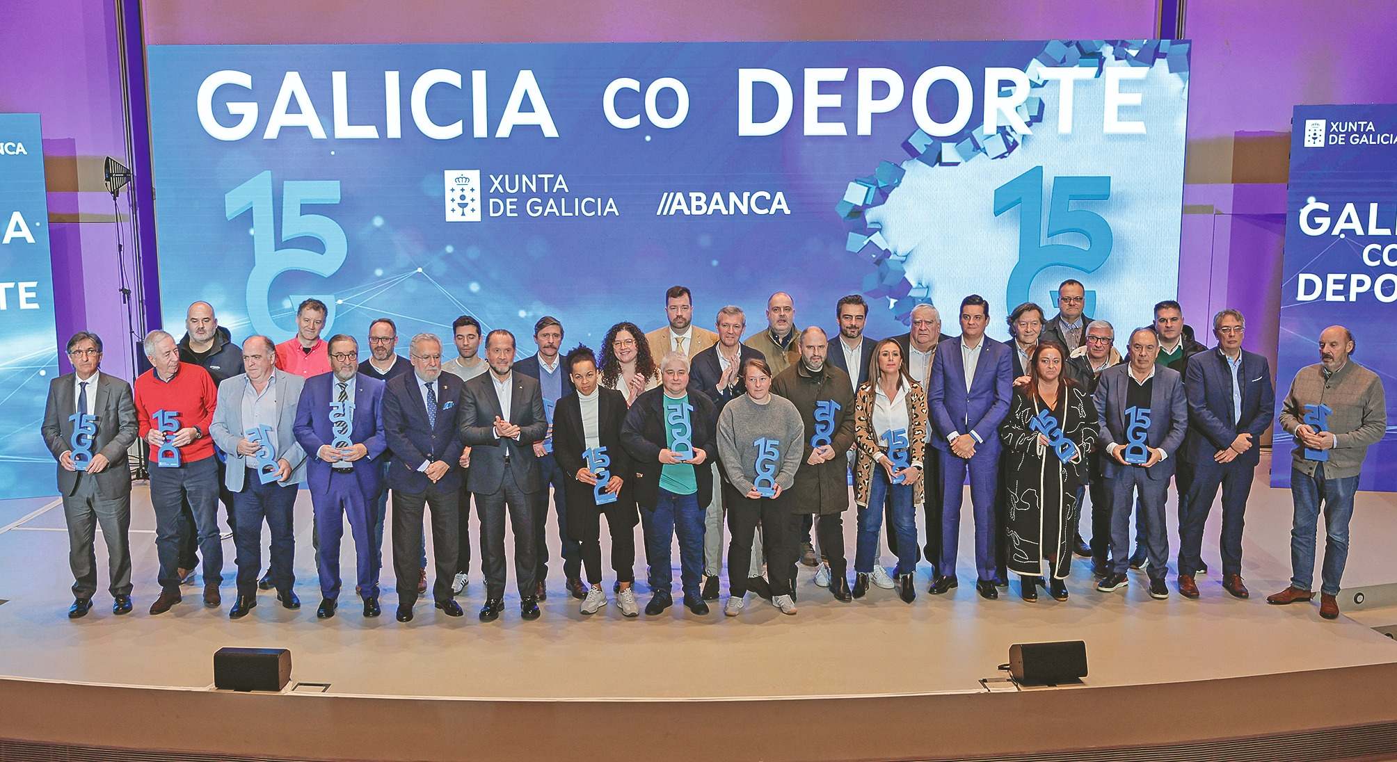 Foto familia evento renovación acuerdo FDG. 