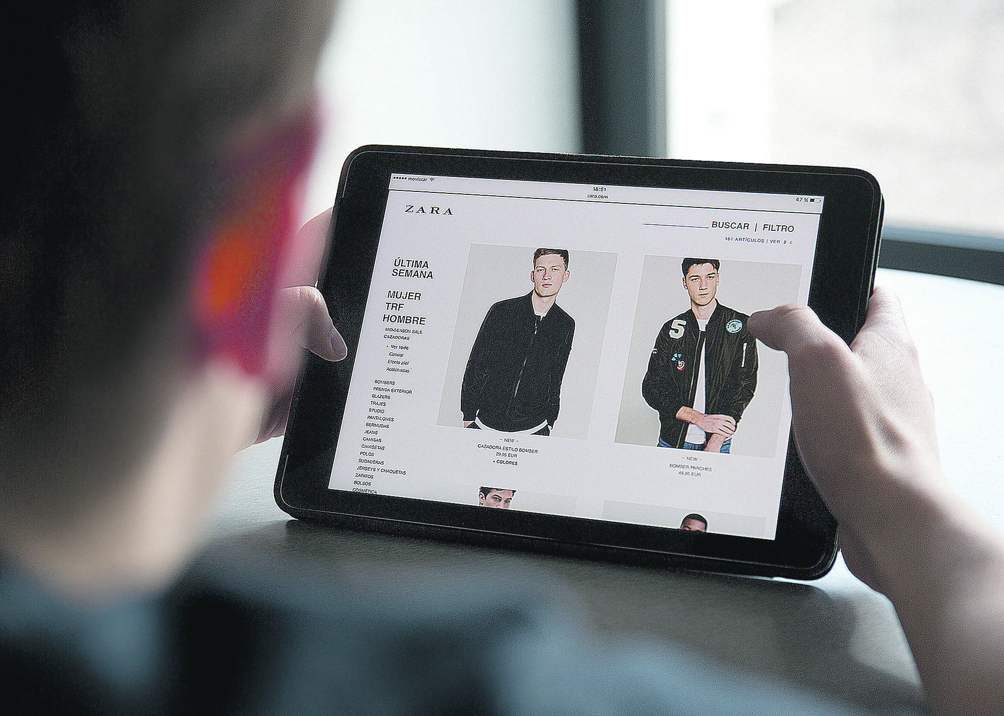 Un consumidor comprando online en Zara