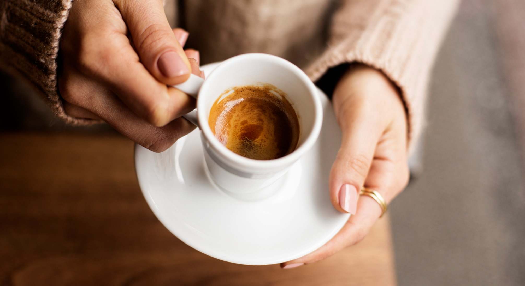 Manos sujetando una taza de café