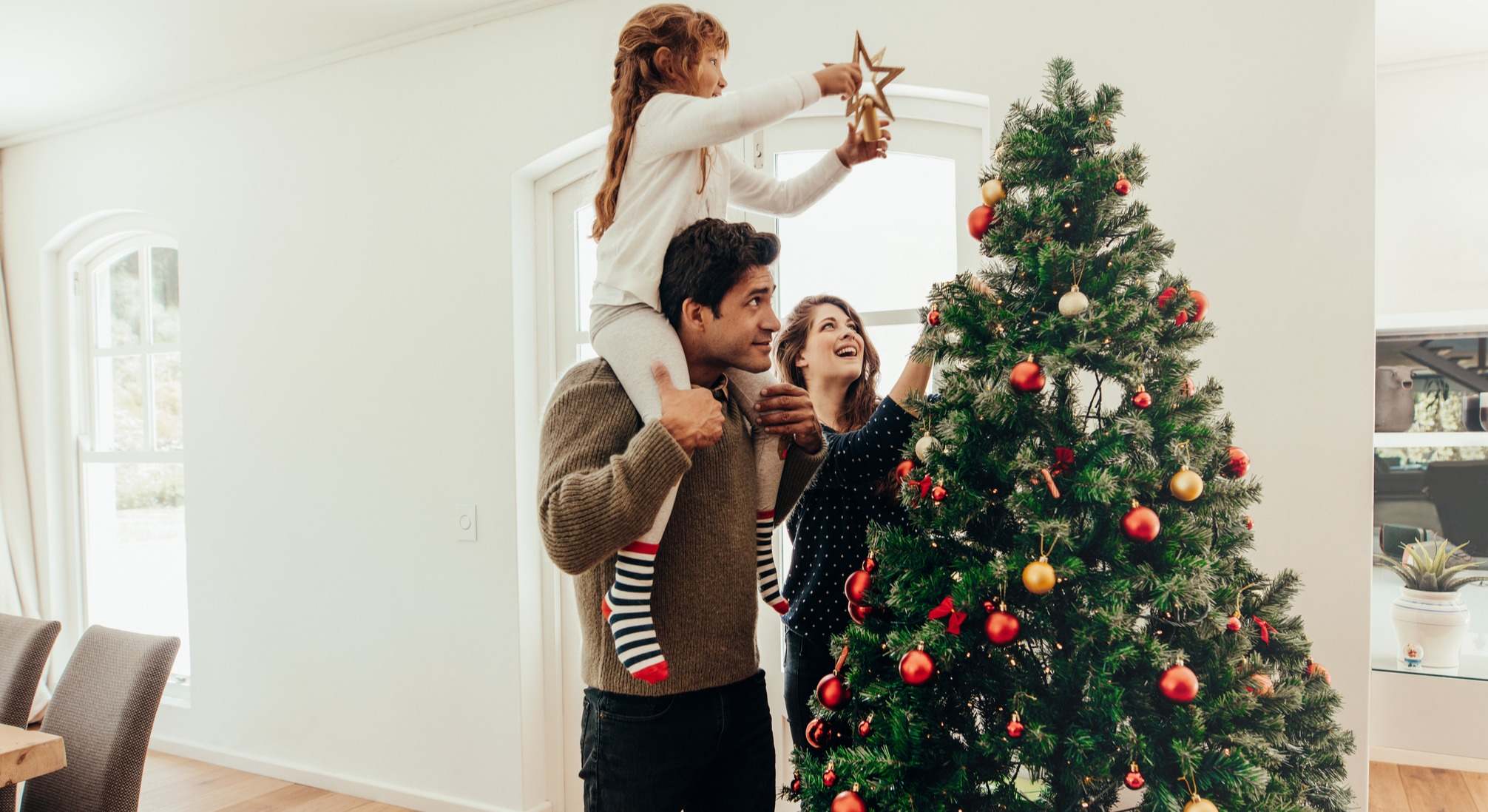 Familia celebrando la Navidad en casa.