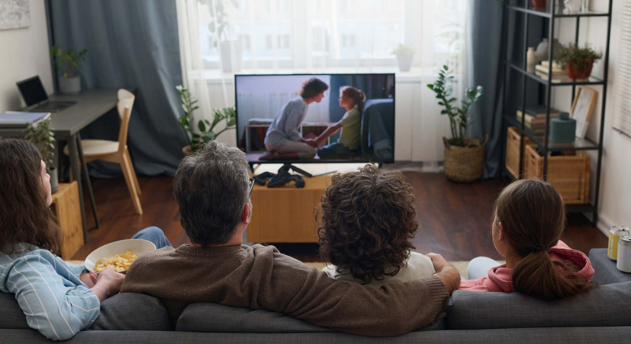 Familia viendo la televisión cerca