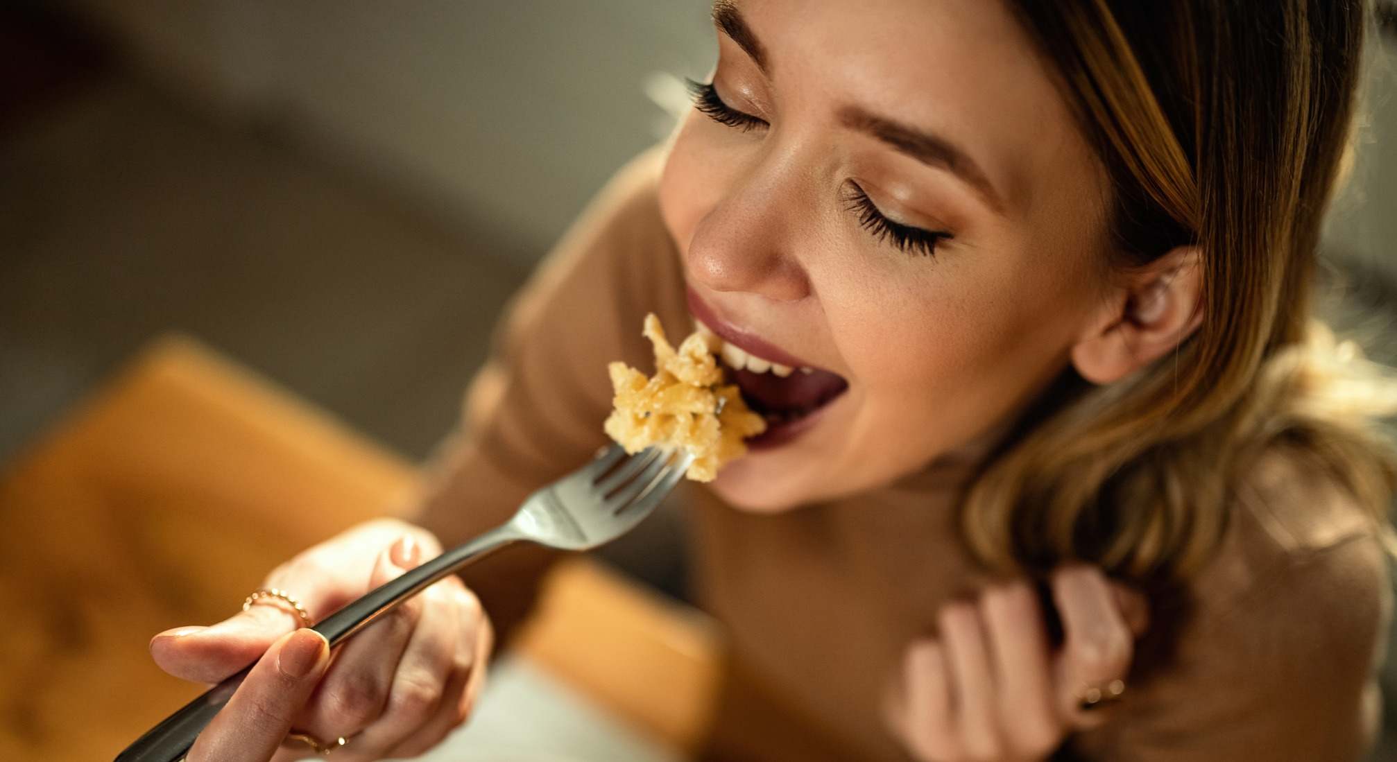 Mujer feliz comiendo