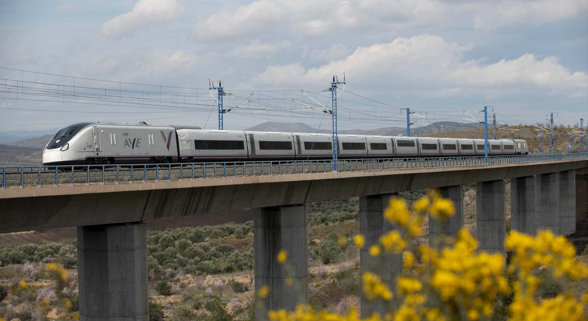 Nuevo tren de la futura serie 106 de Renfe, diseñado por Talgo, en pruebas de circulación