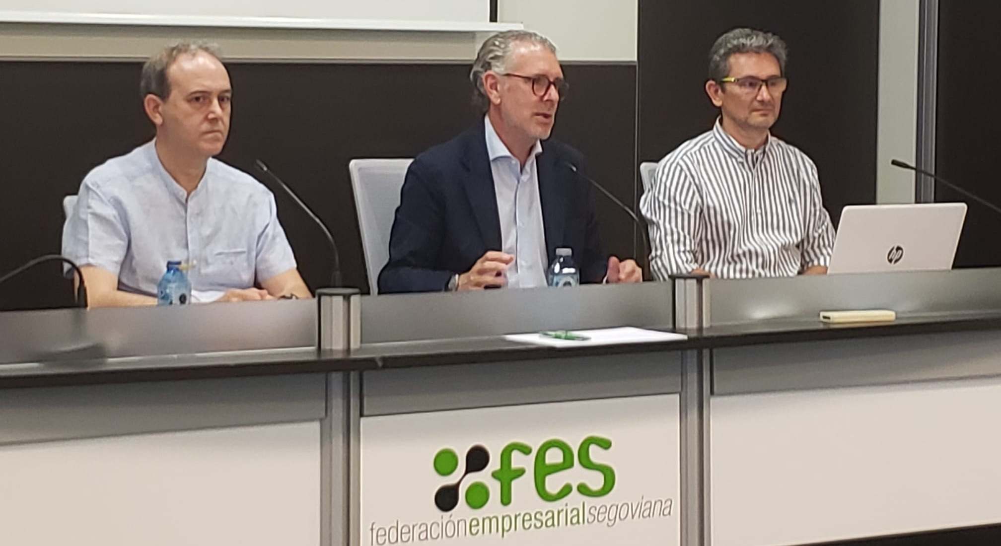 El presidente de Fecose, Roberto Manso (izda); el presidente de FES, Andrés Ortega, y el técnico Libardo Palma.