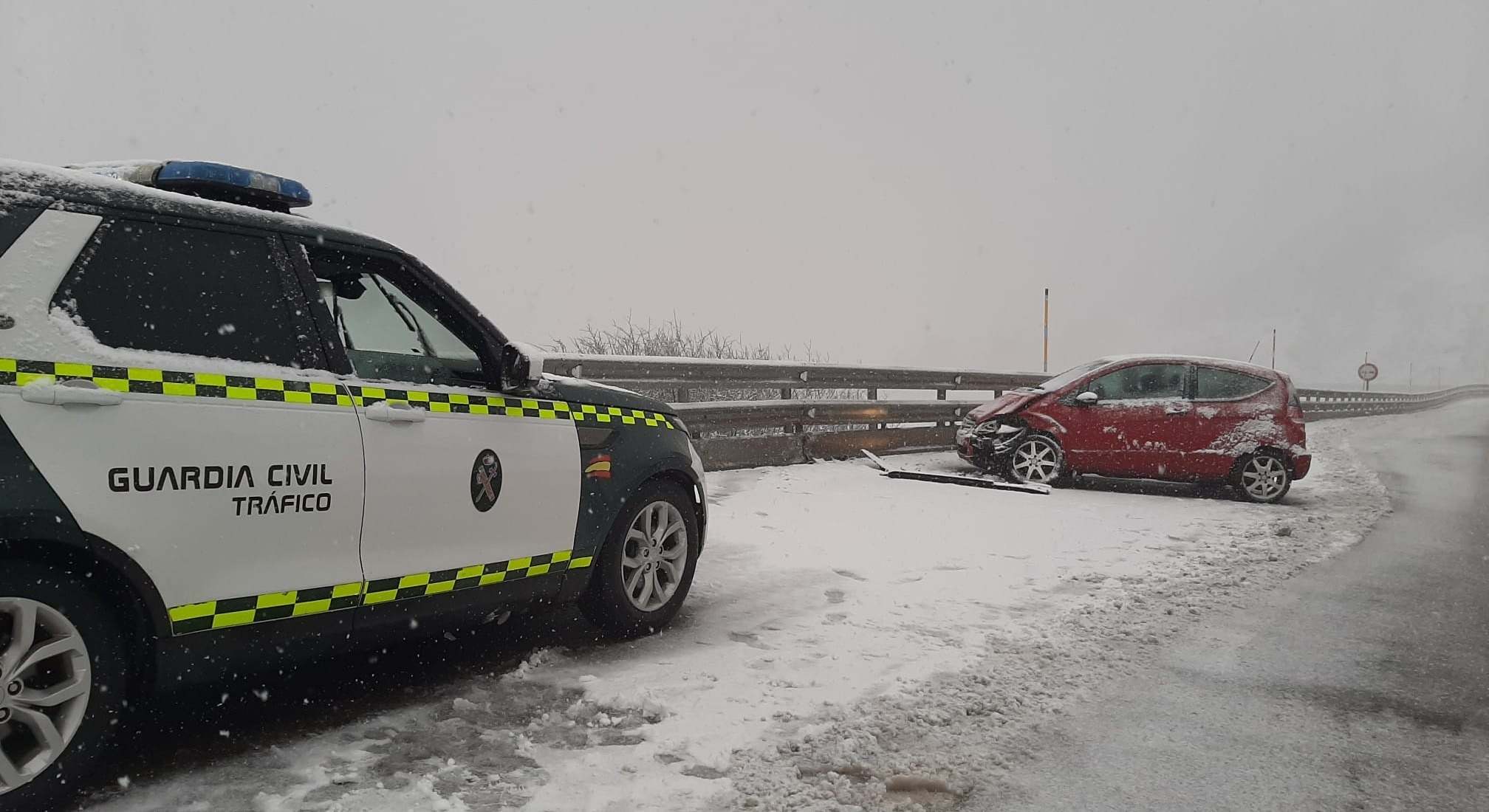Coche accidentado en el puerto de Pajares por la nieve.