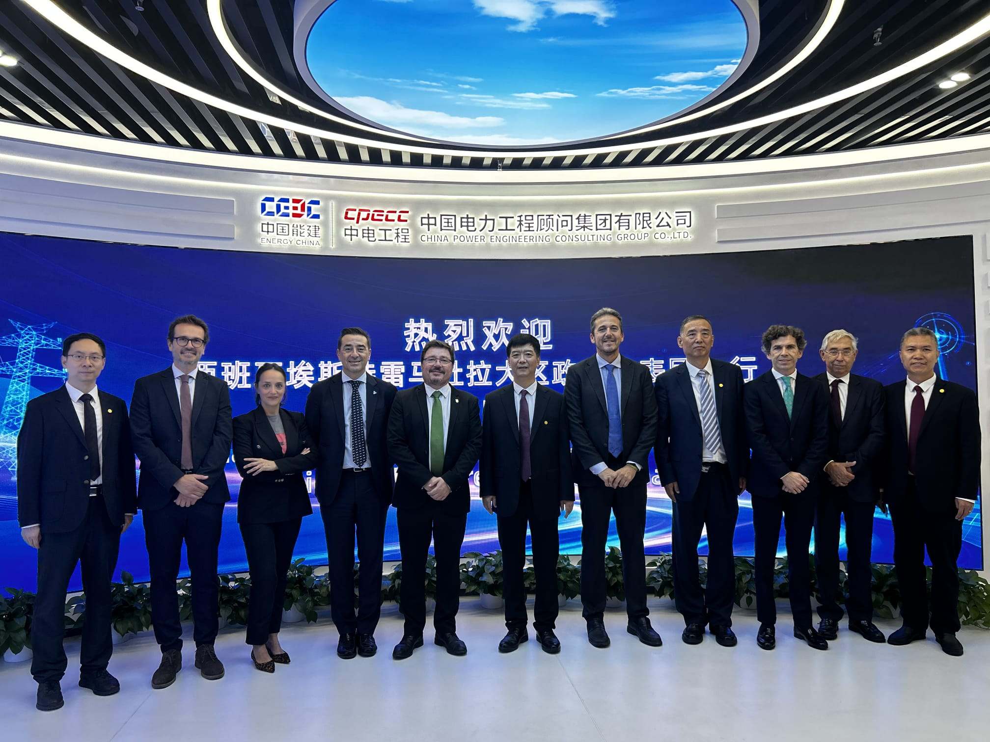 El consejero de Economía, Guillermo Santamaría, junto a la delegación China