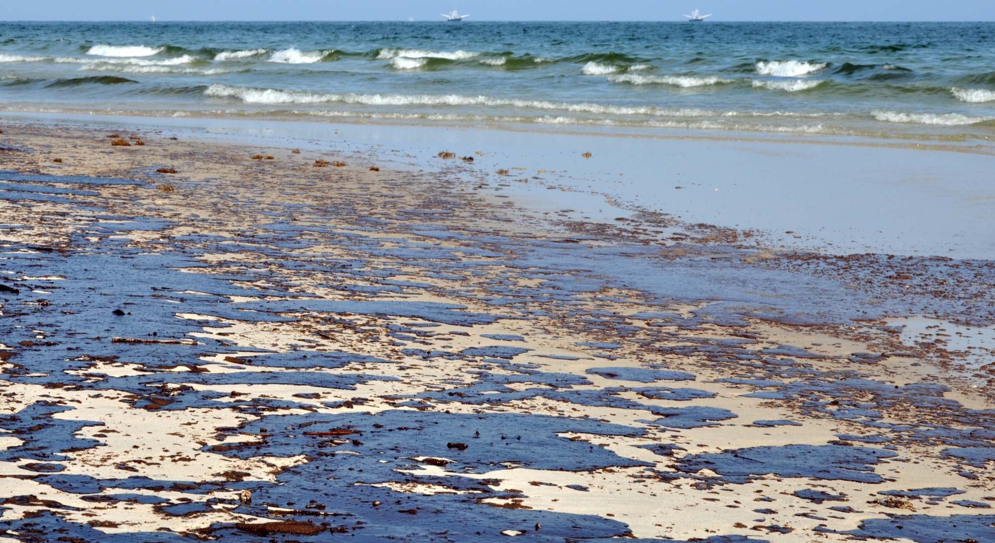 Playa con vertido de petróleo
