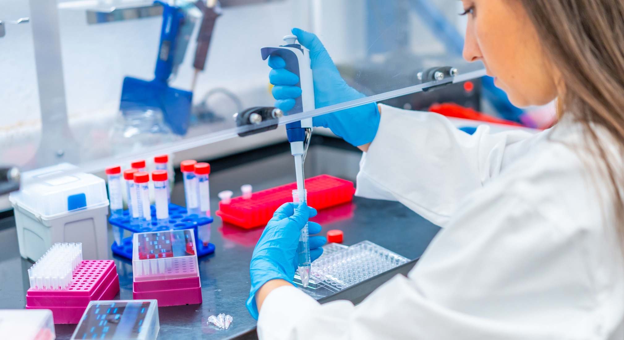 Mujer investigando en un laboratorio