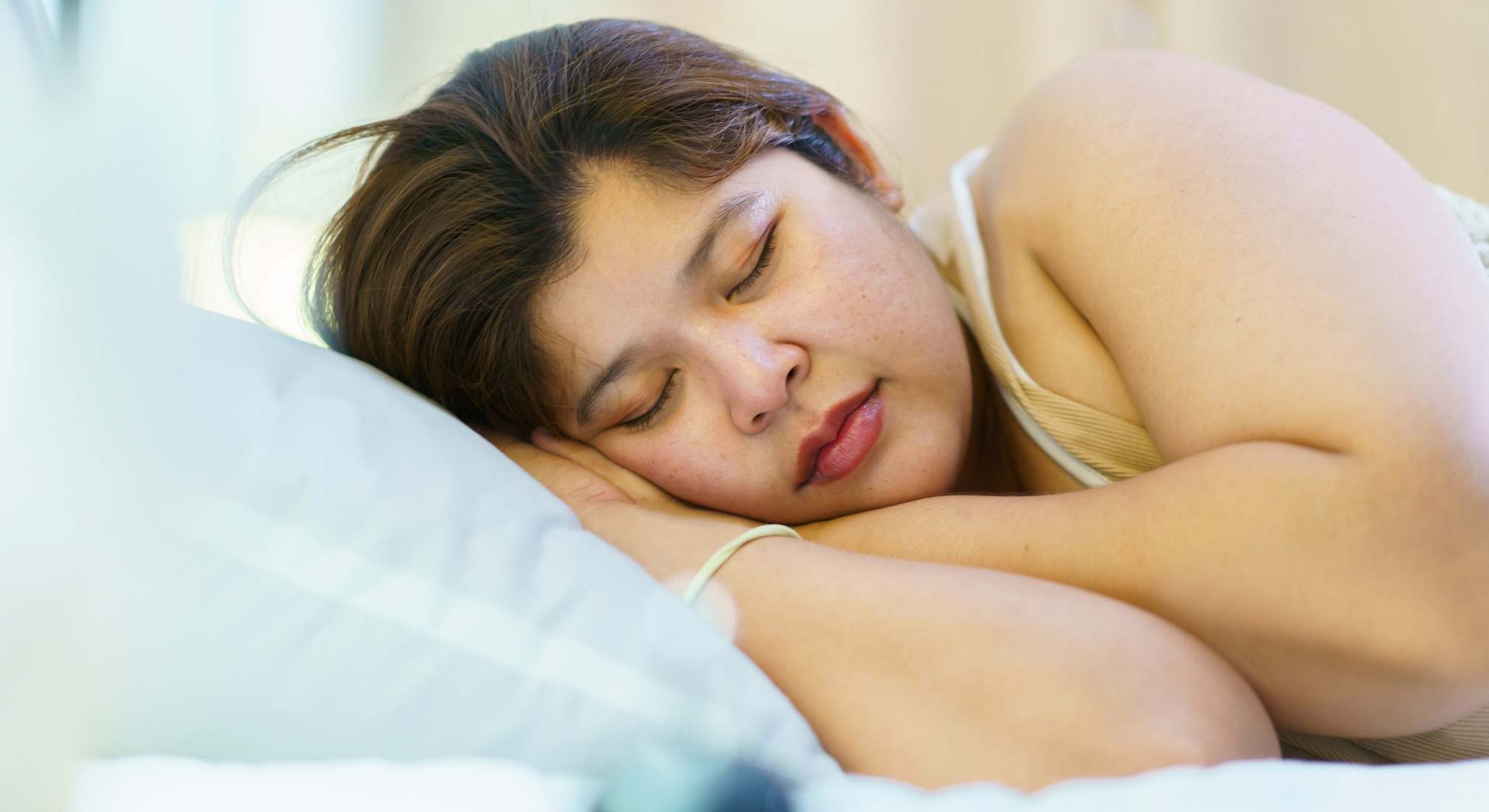 Mujer durmiendo en una cama
