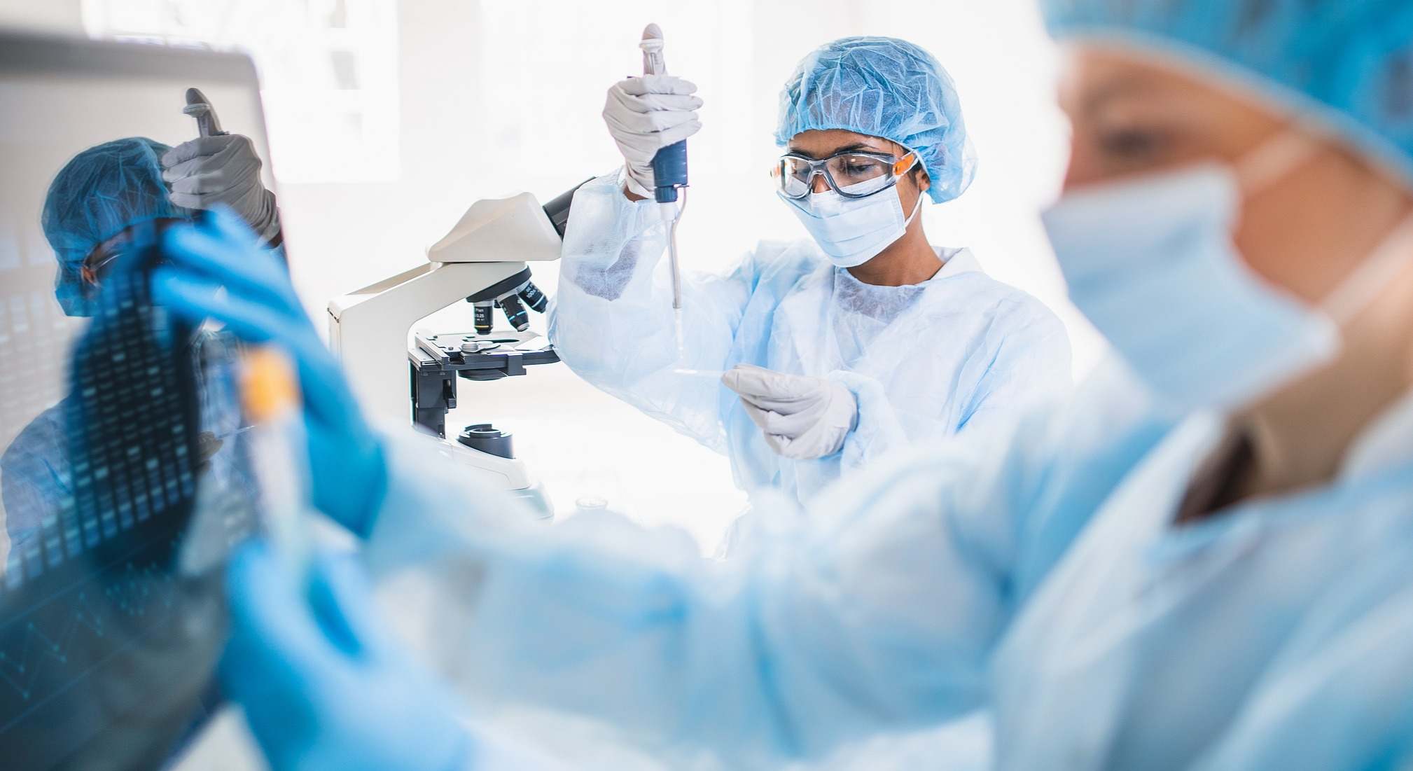 Unos científicos trabajando en el laboratorio