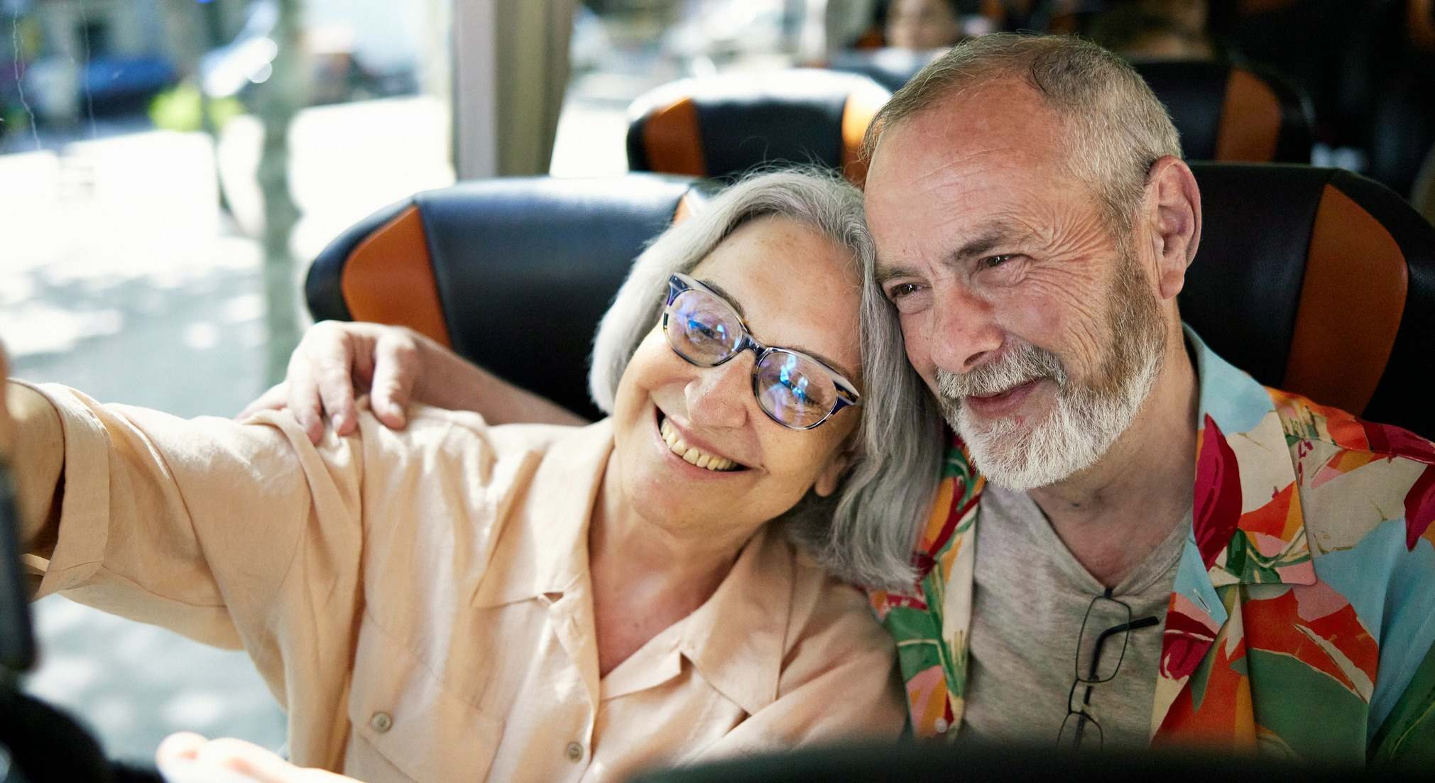 Pareja adulta en un autobús