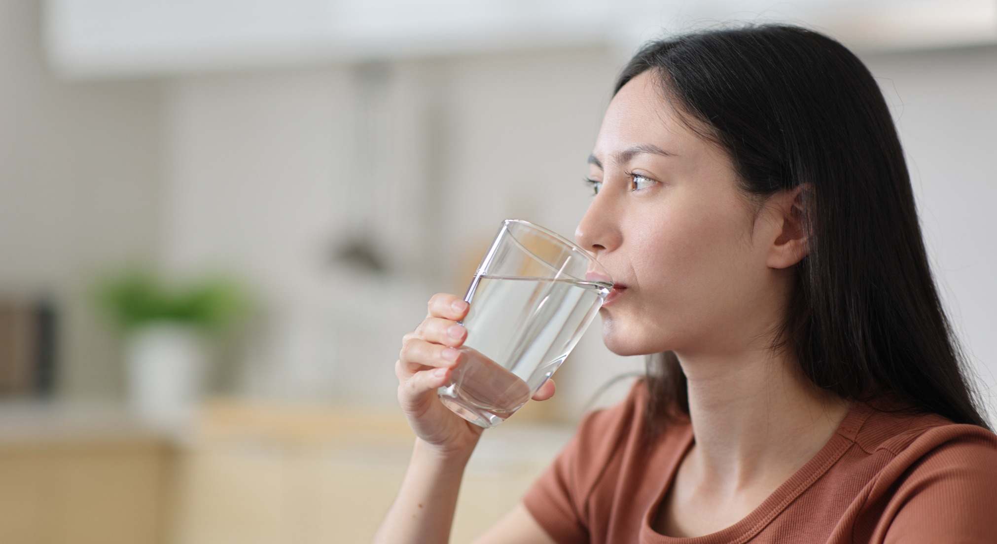 Mujer bebiendo un vaso de agua