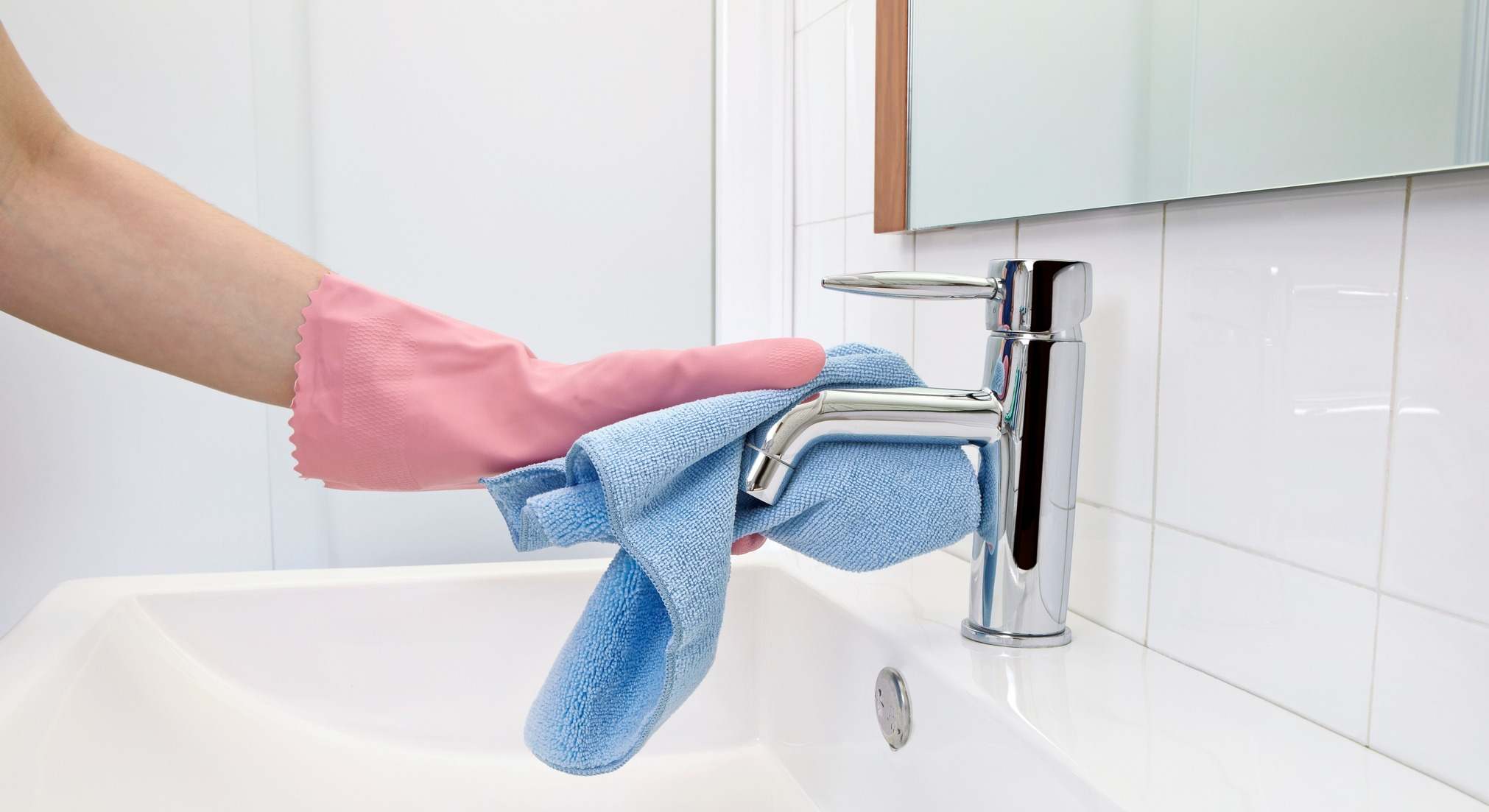 Una persona limpia el baño de una casa. / Foto: iStock