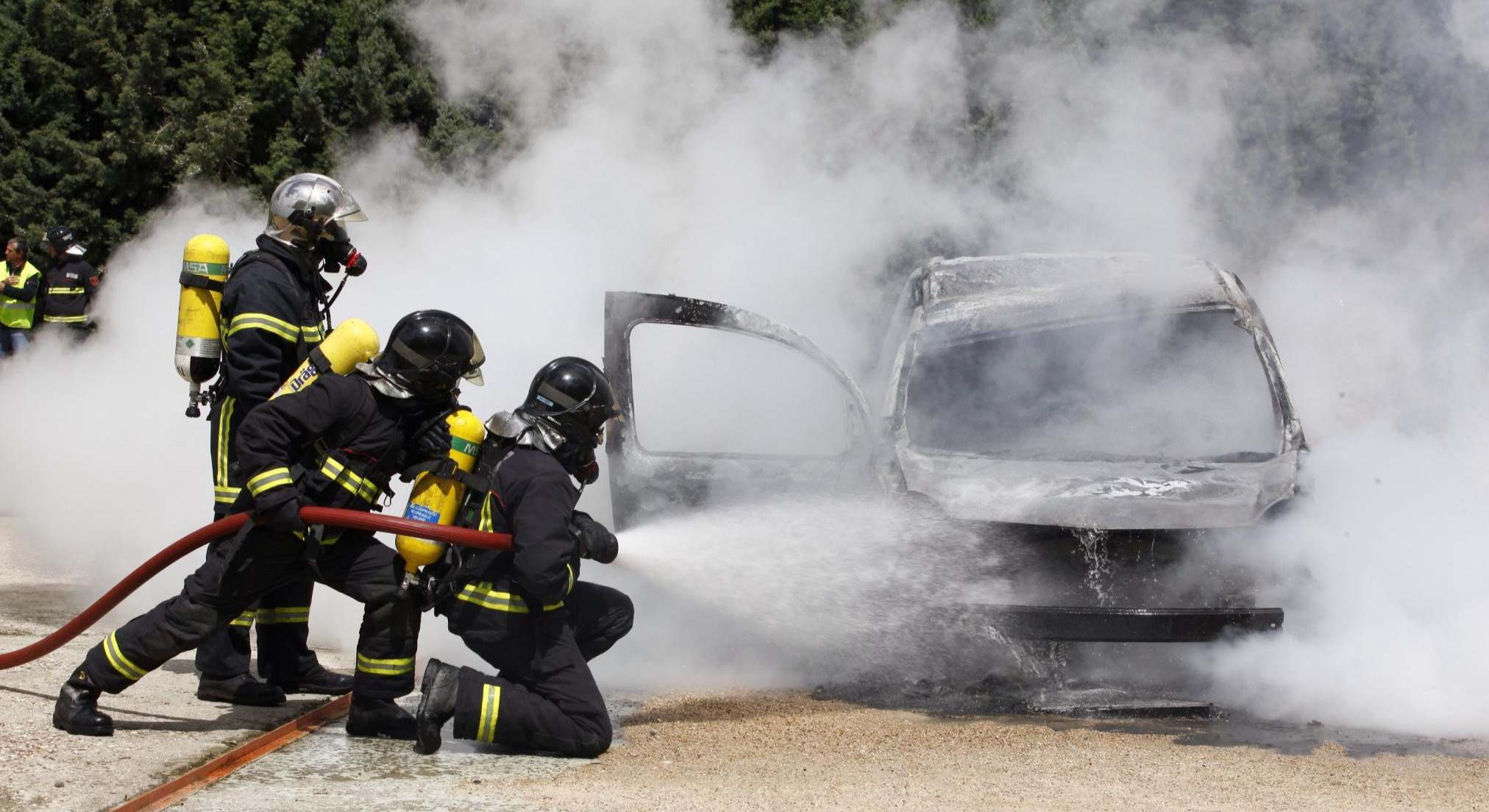 Bomberos coche incendiado