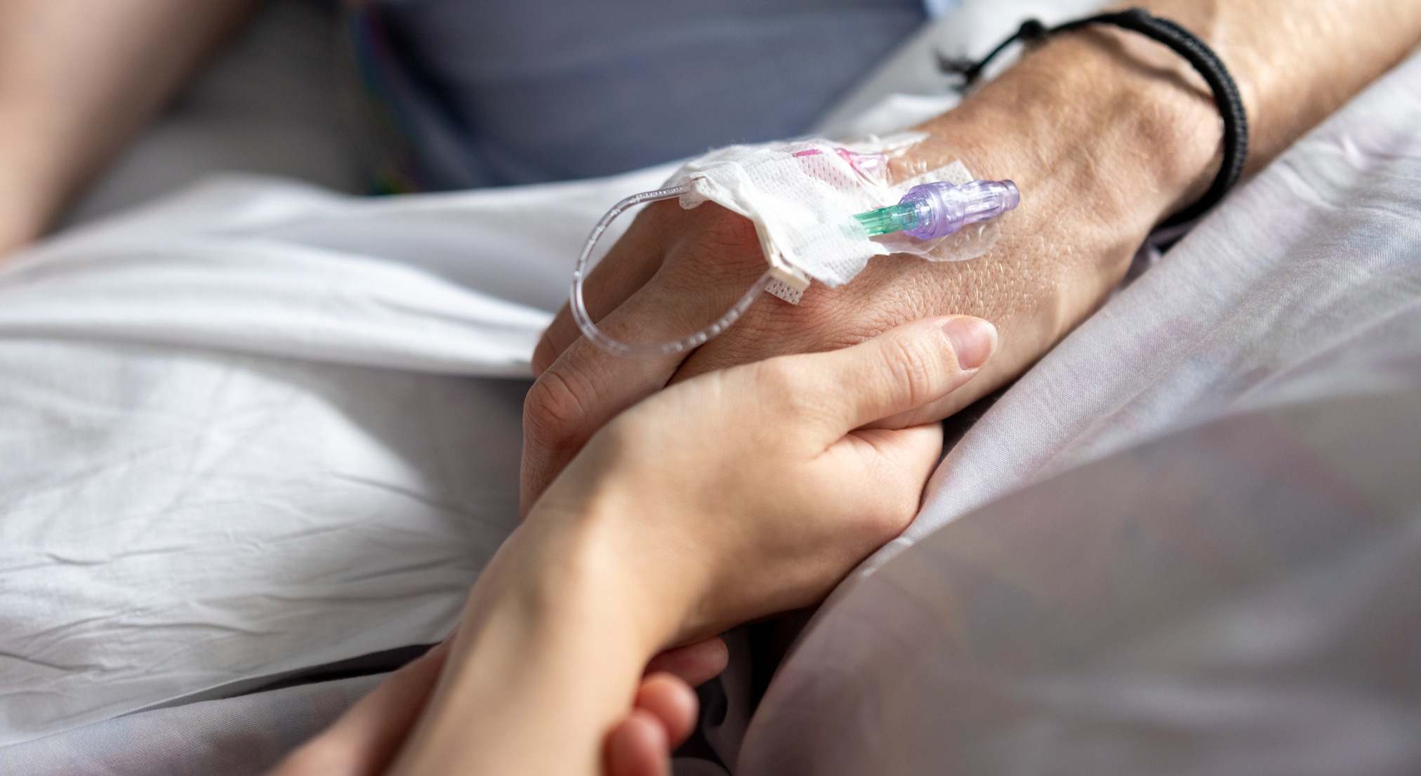 Mano de una persona en el hospital