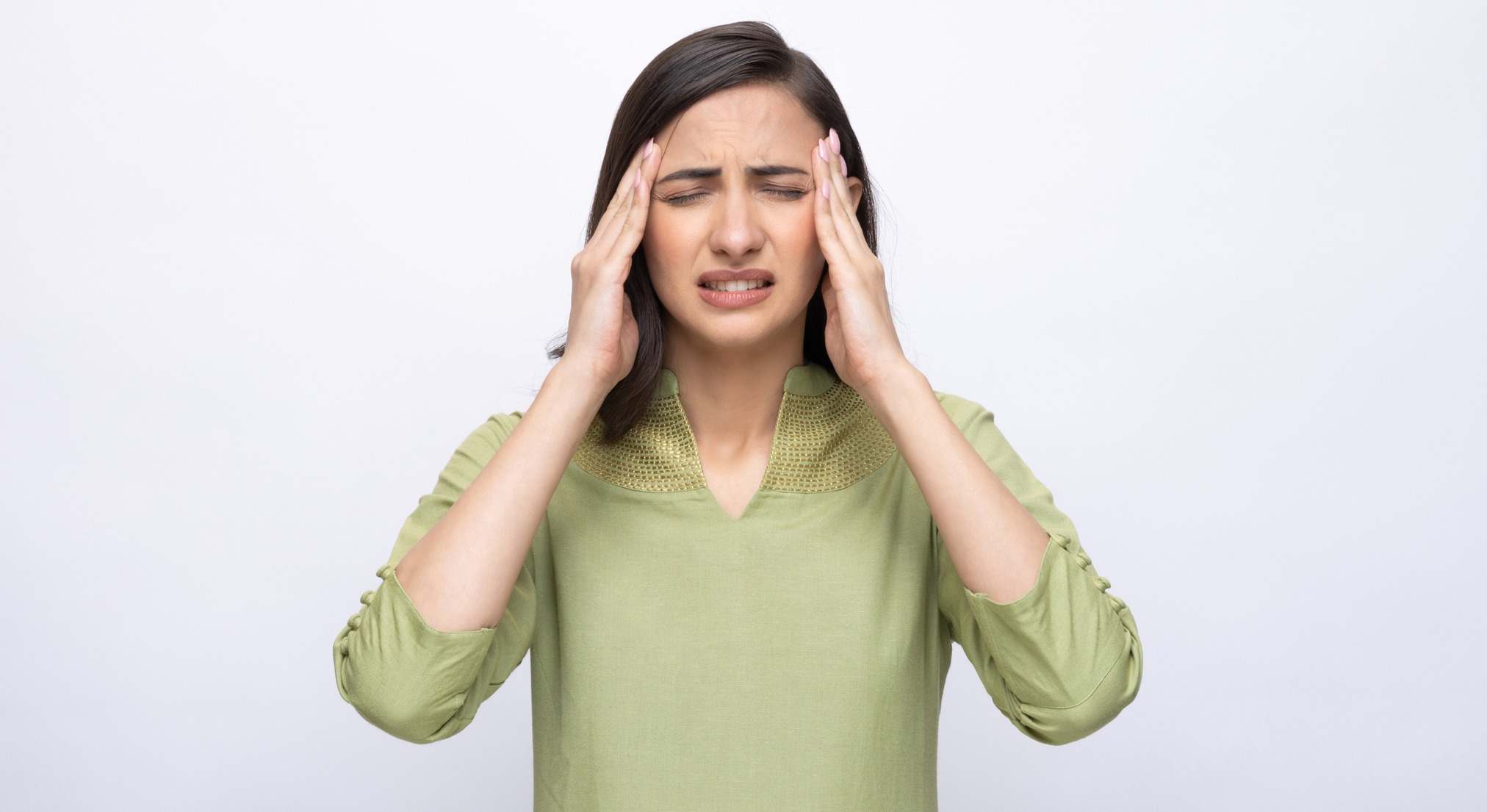 Mujer con dolor de cabeza muy intenso