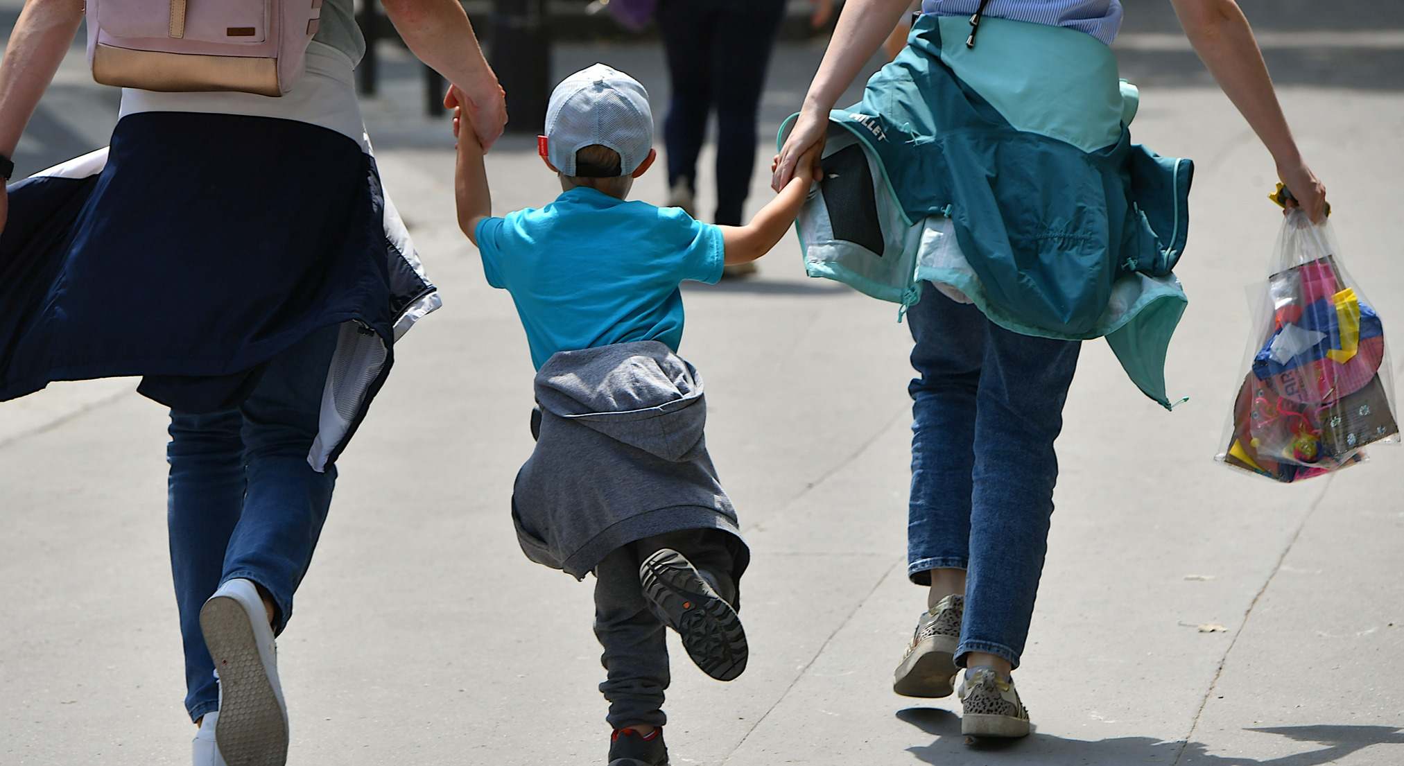 Padres con su hijo por la calle