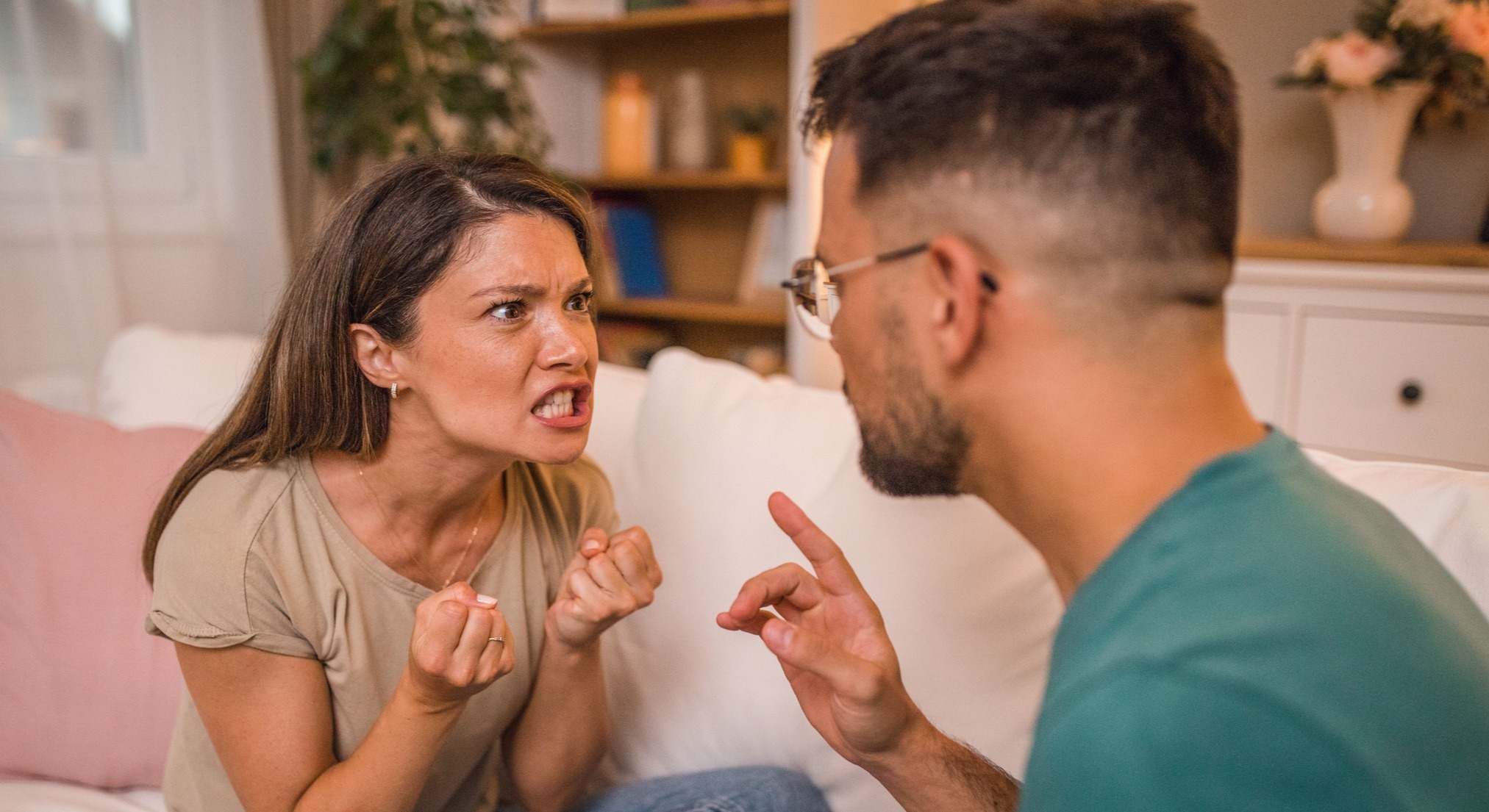 Pareja discutiendo acaloradamente