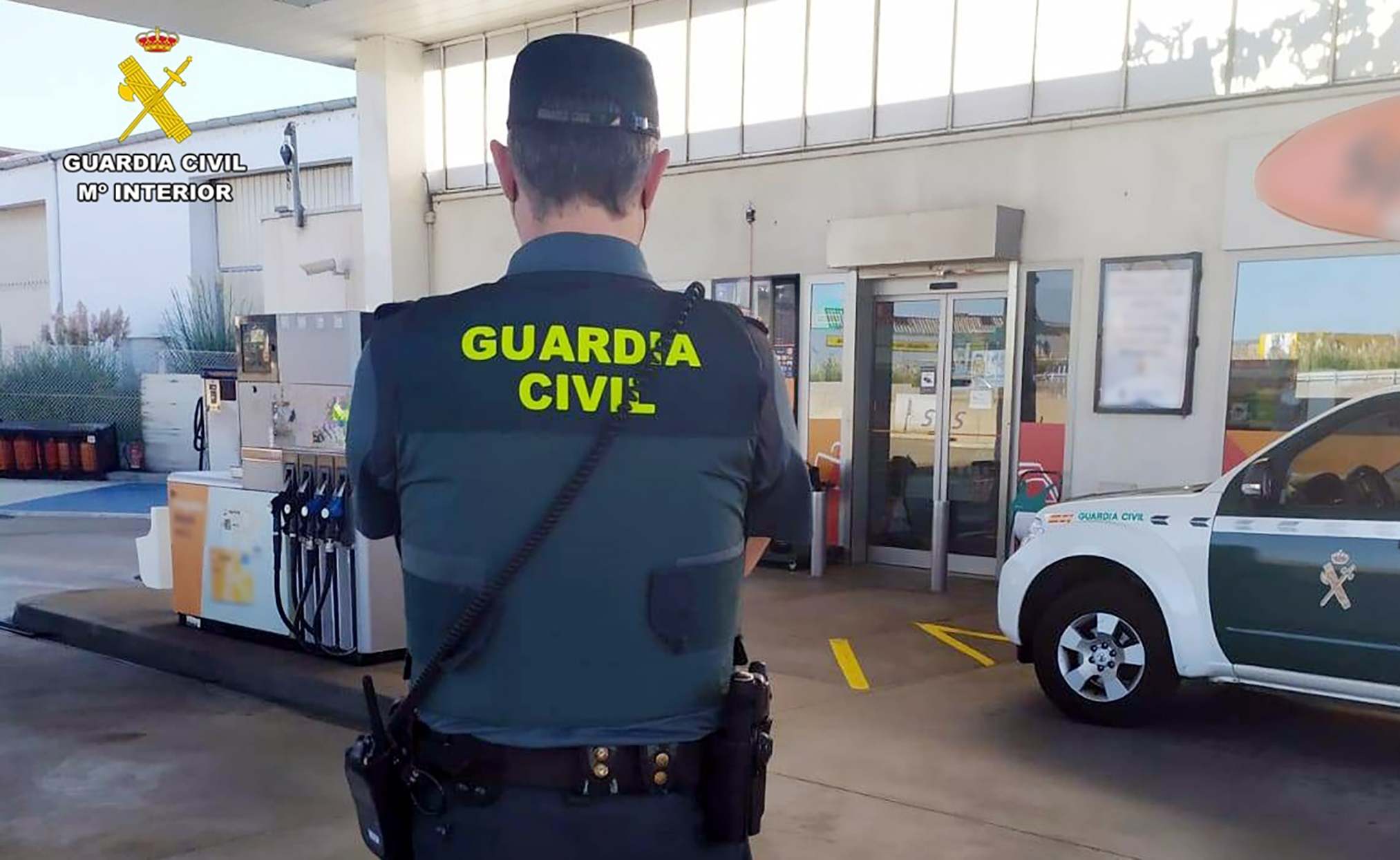 Un guardia civil en una gasolinera