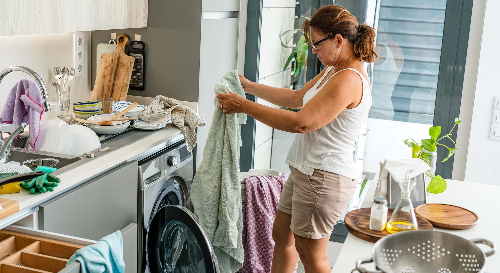 Mujer poniendo una lavadora