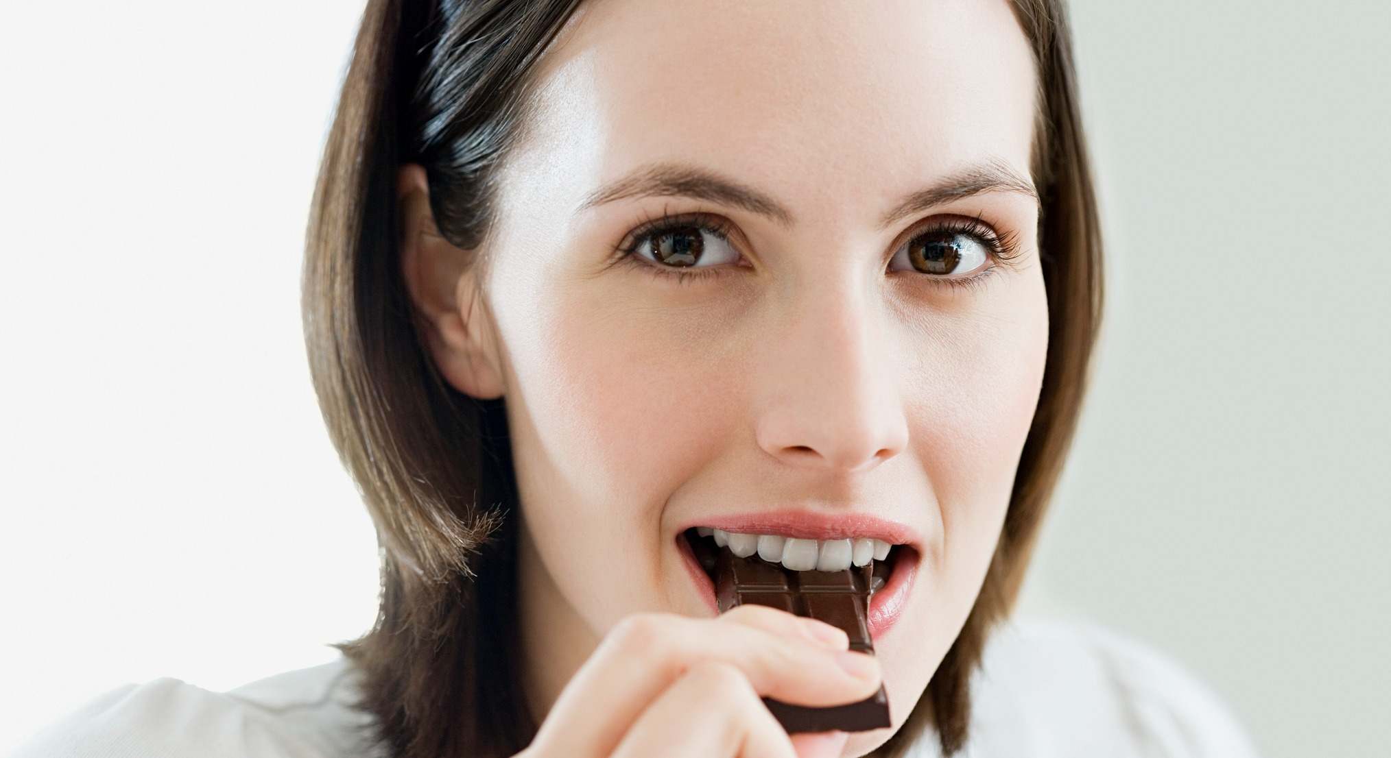 Mujer comiendo chocolate negro