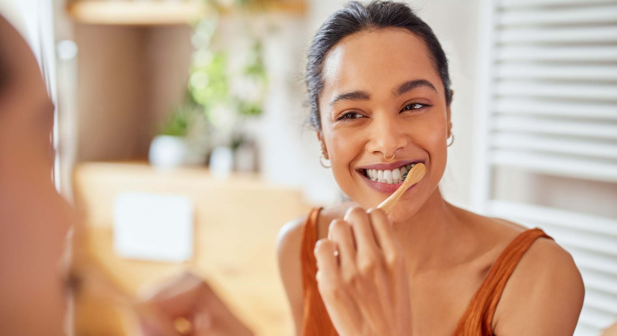 Joven cepillándose los dientes