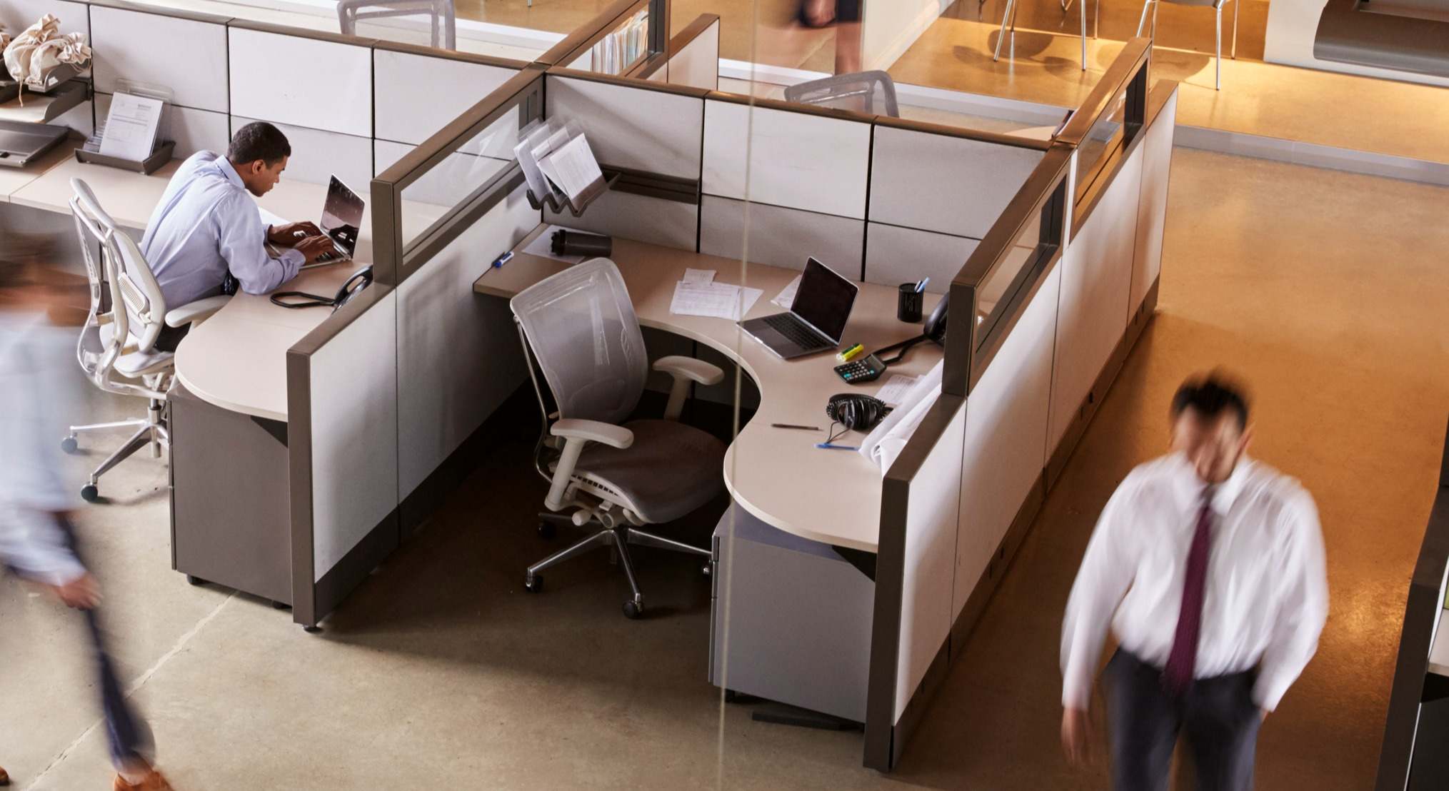 Un puesto de trabajo vacío en una oficina