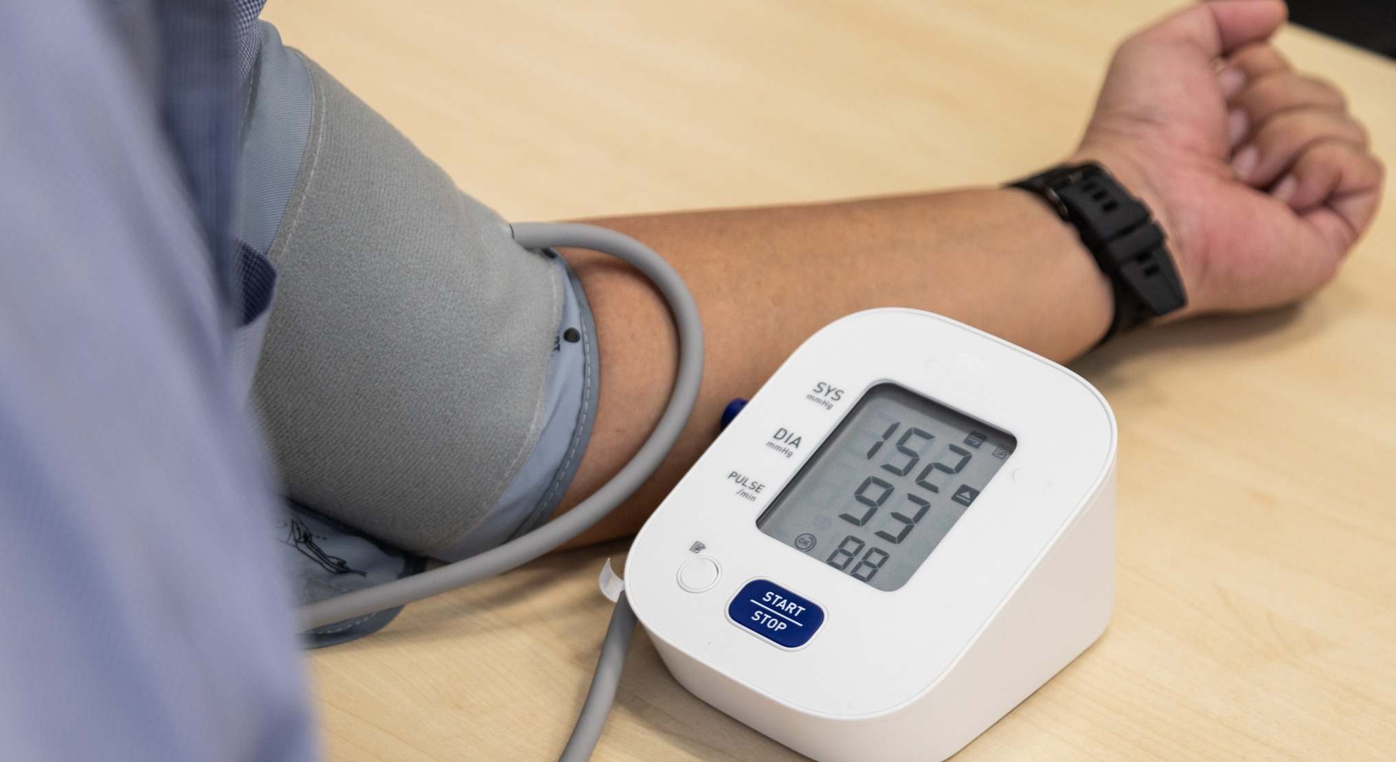 Brazo de hombre midiendo su presión arterial
