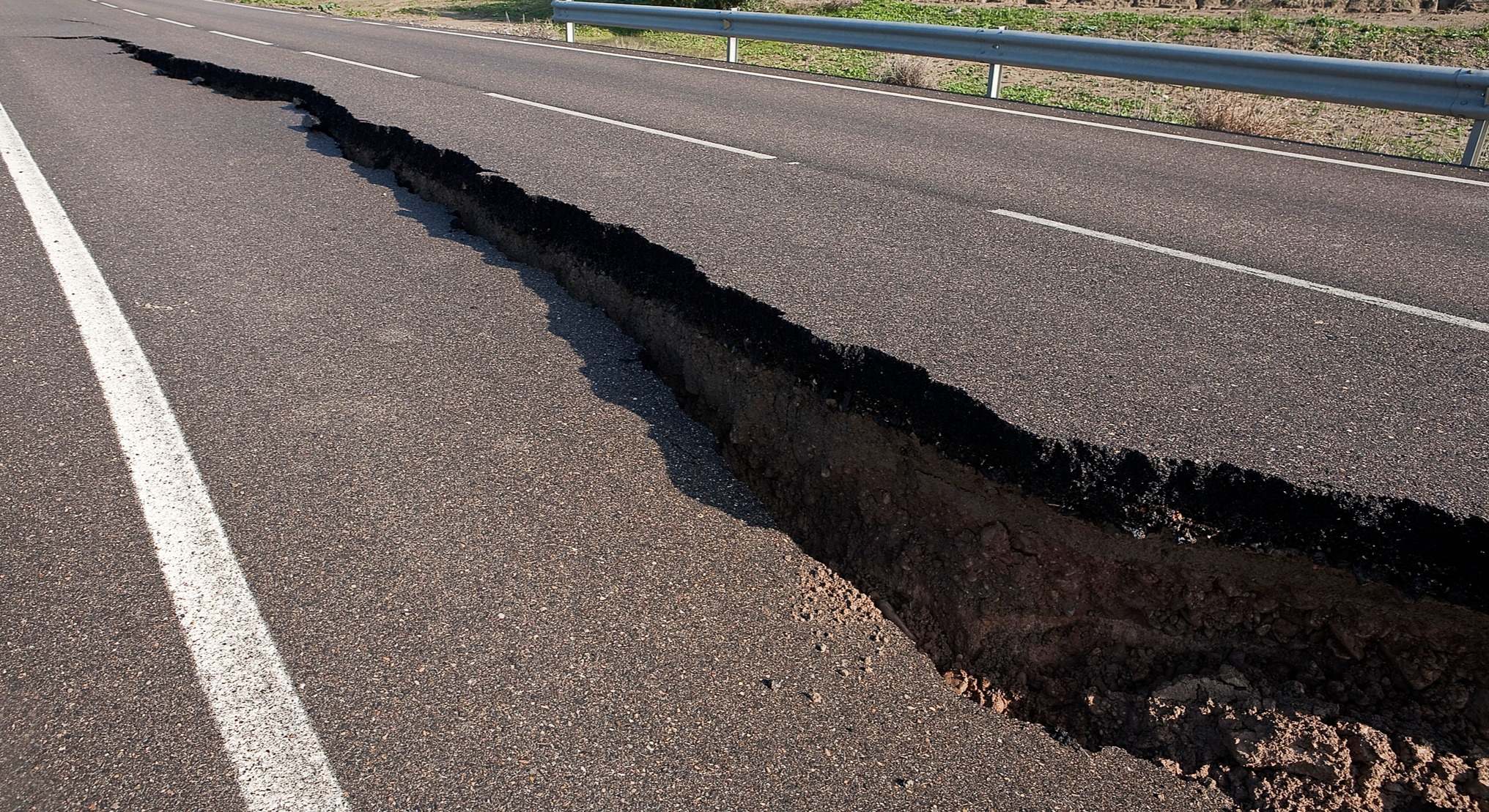 Carretera con una brecha