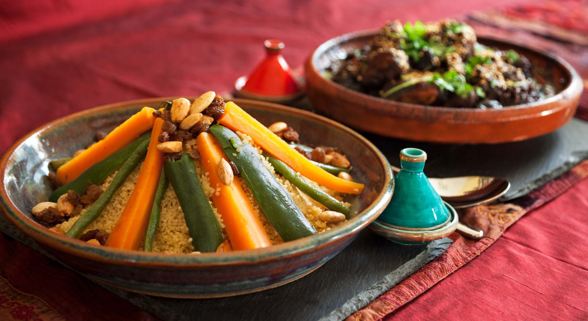 Plato de cuscús con vegetales y carne tajín