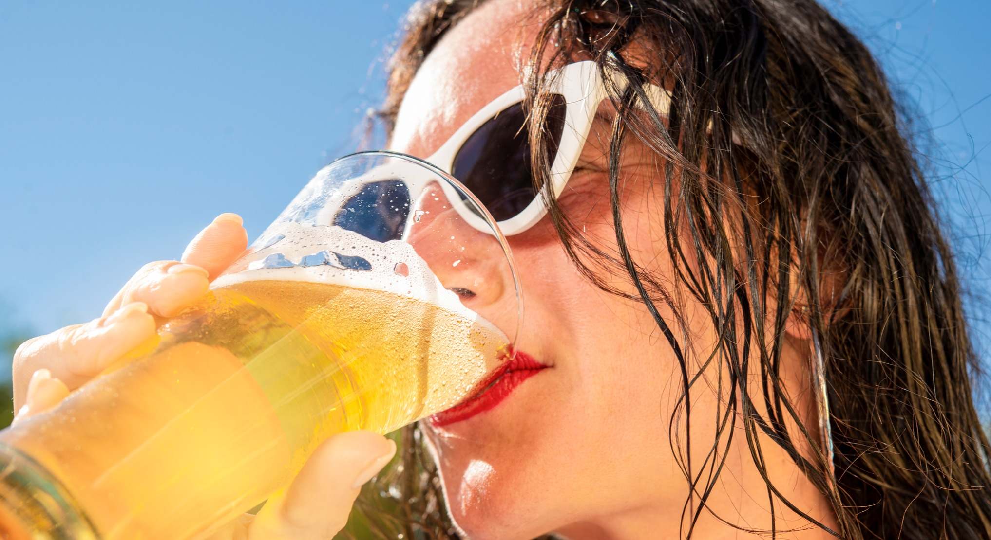Mujer tomándose una cerveza