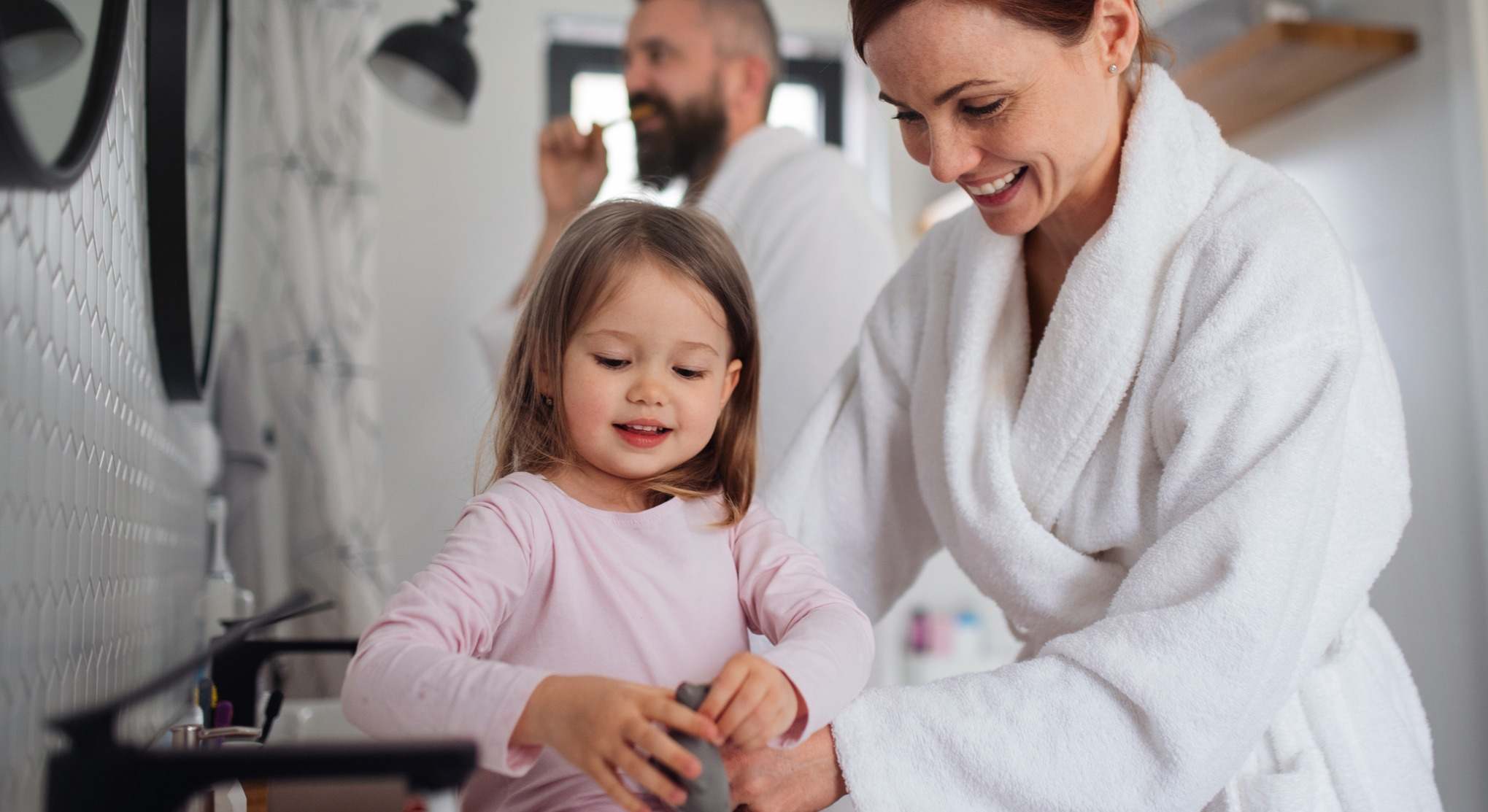 Familia en el cuarto de baño