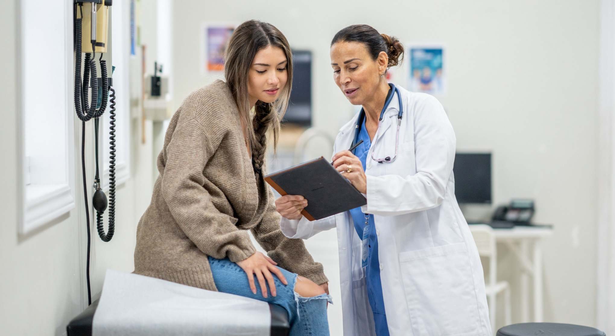 Mujer joven en el hospital con la médica