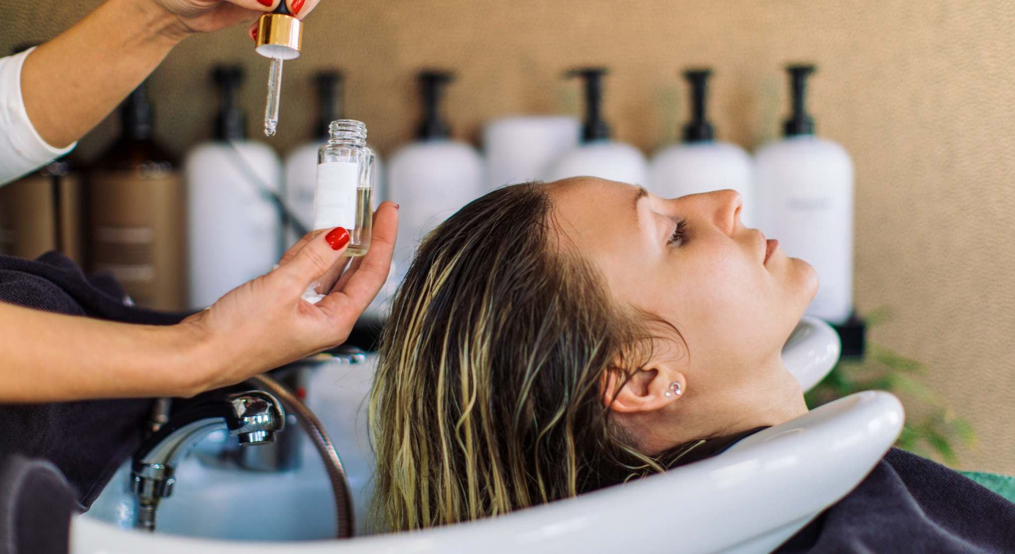 Mujer recibiendo un tratamiento en la peluquería