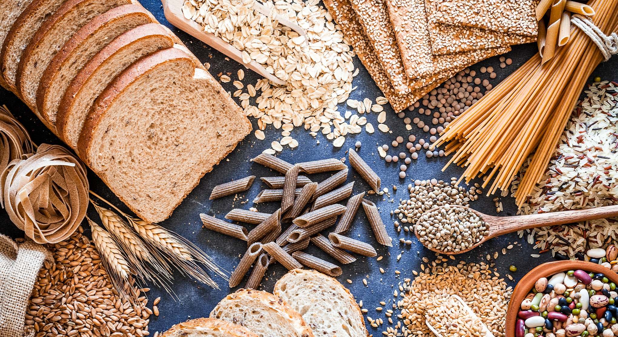 Conjunto de carbohidratos sobre una mesa