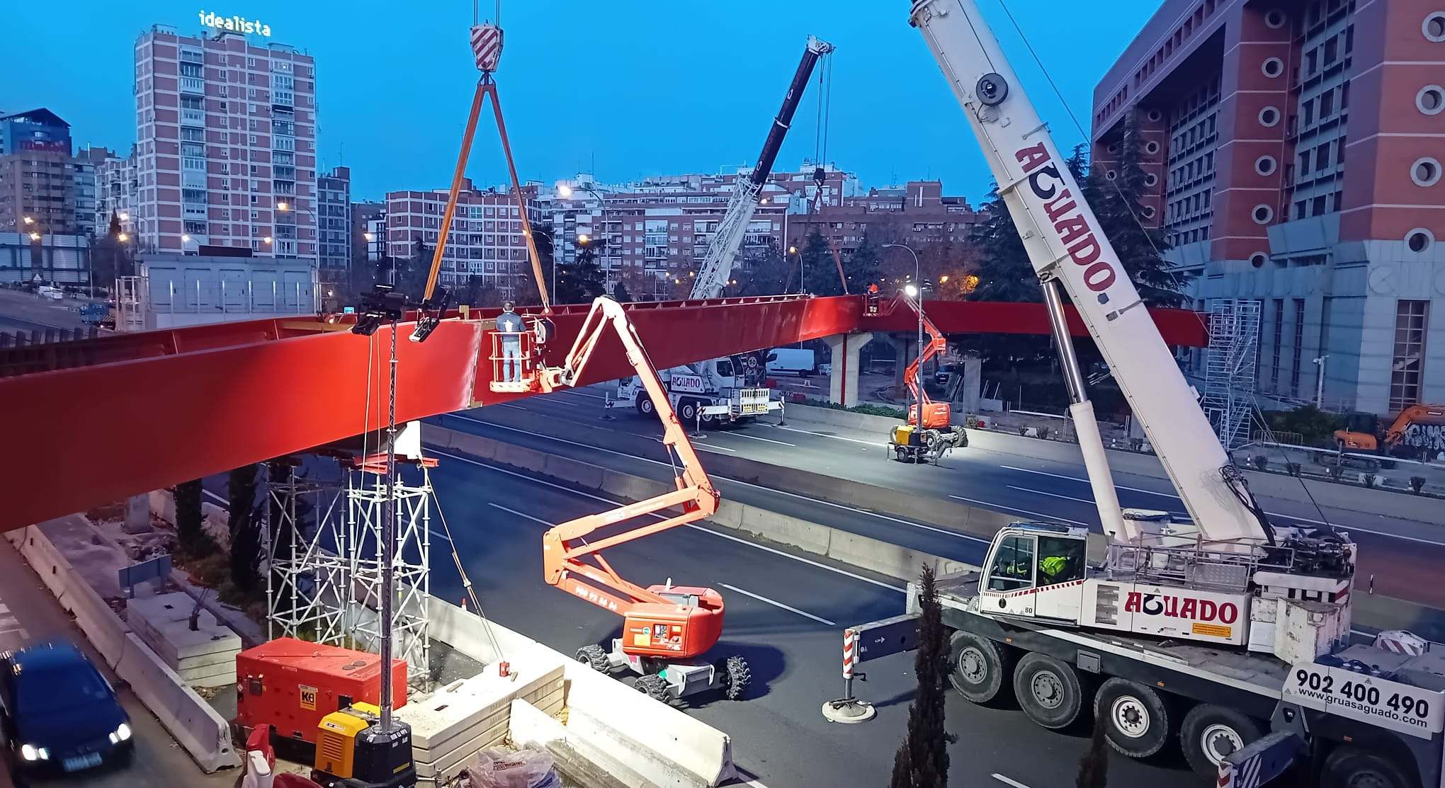 Trabajos de instalación de la nueva pasarela peatonal sobre la A-2.