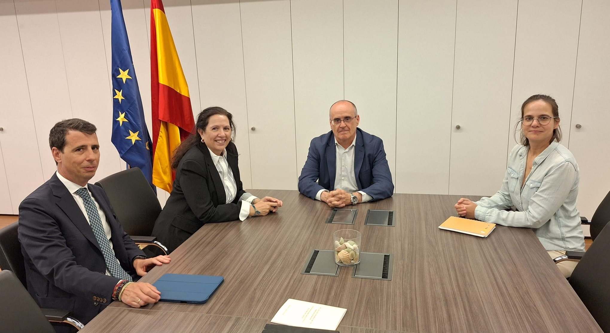 De i. a d.: Borja Vargues y Encarna Orduna, secretario general técnico y secretaria general de la Abogacía Española; Miguel Ángel Aguilar y Elena Pertusa Rodríguez, fiscal de Sala Coordinador contra los Delitos de Odio y Discriminación y fiscal adscrita d