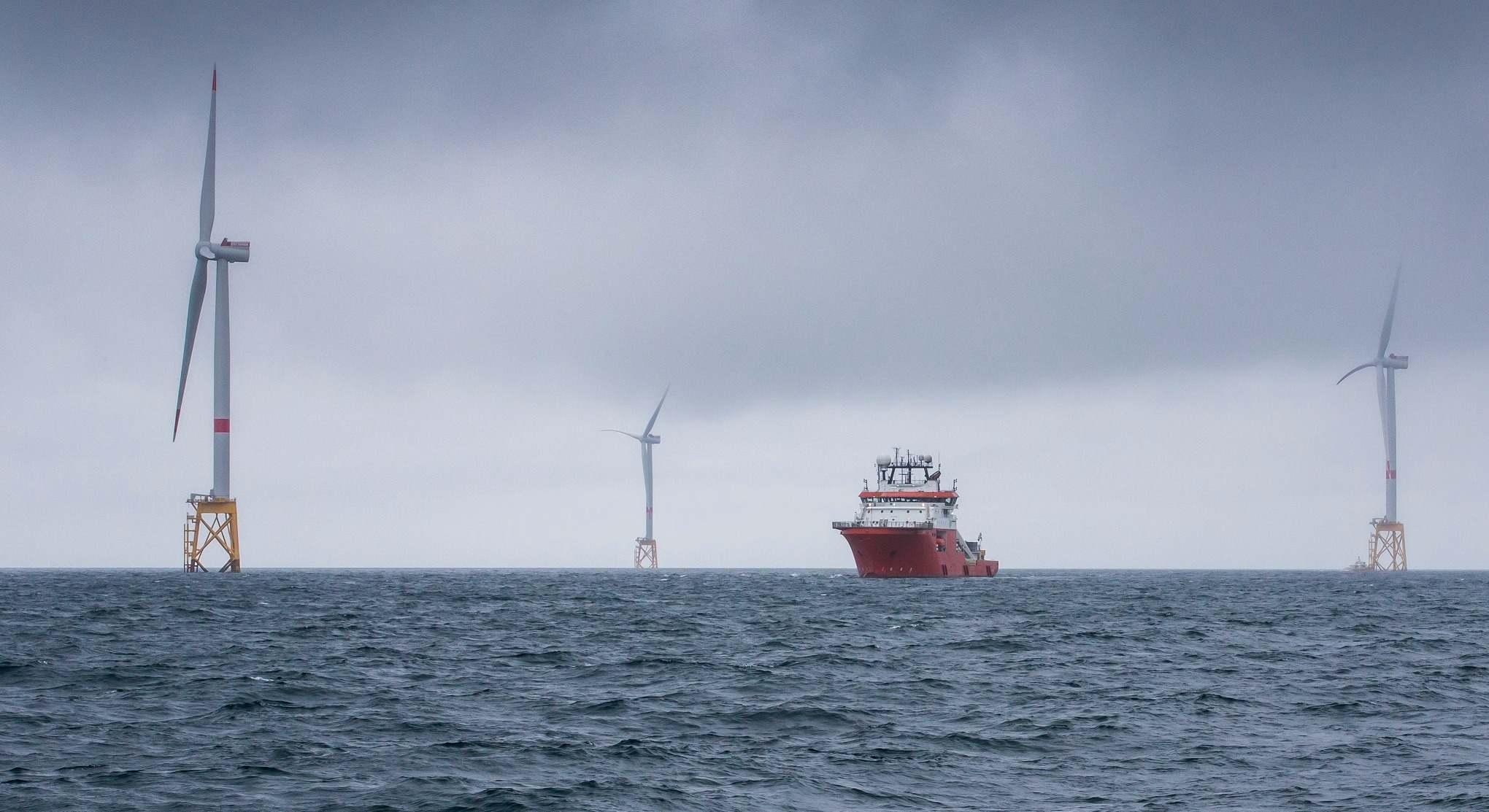 Un barco navega cerca del parque eólico marino Saint-Breuc. EUROPA PRESS