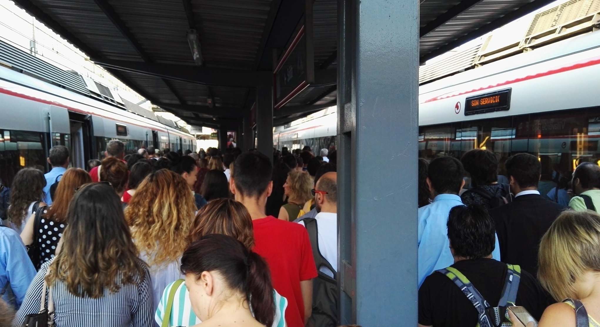 Imagen de archivo de personas esperando en Atocha.